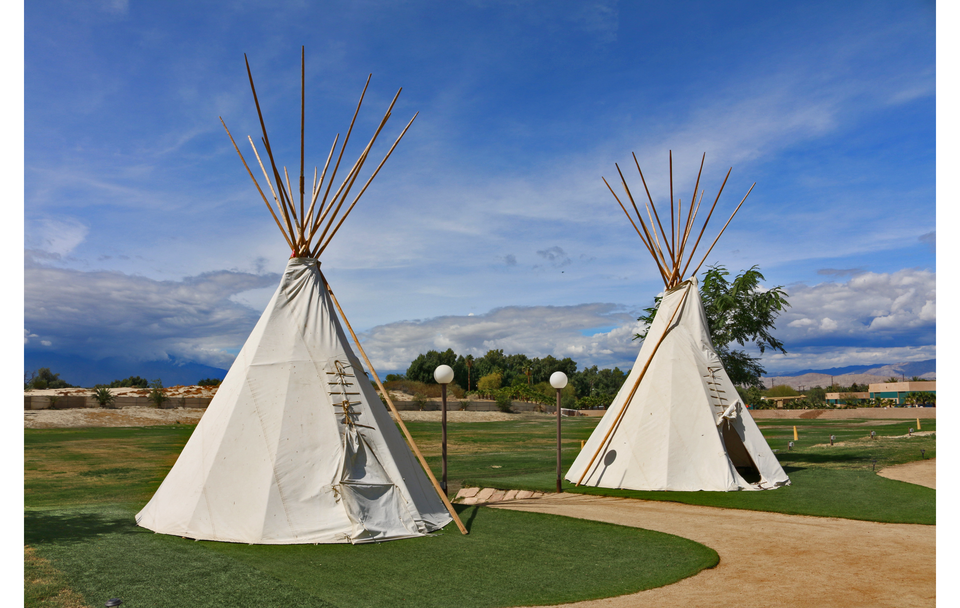 Ilustracja przedstawia dwa namioty. Jego pale przecinają się w przestrzeni w jednym punkcie. 