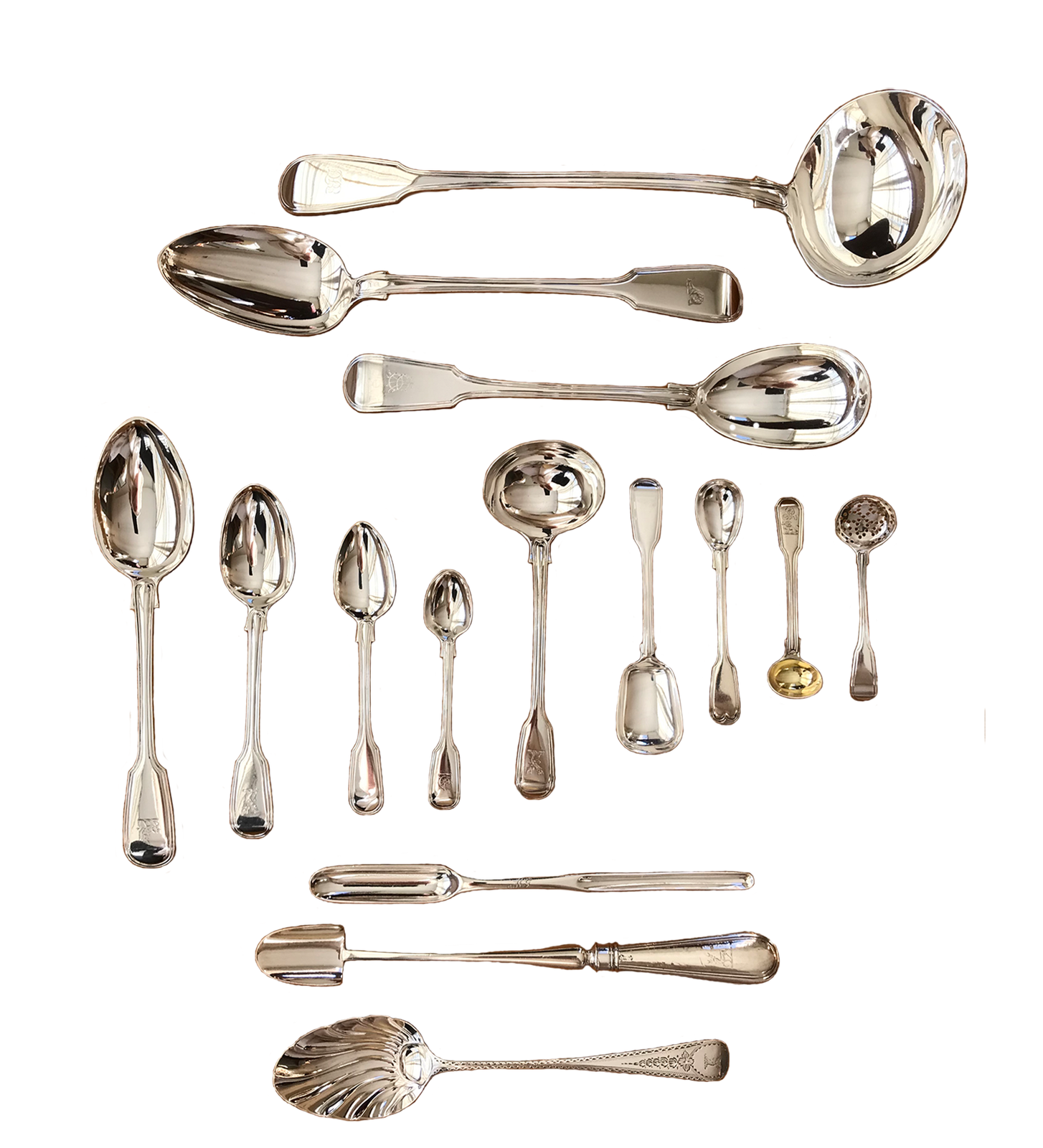 Na zdjęciu znajdują się różne sztućce serwisowe (serwingowe) do nakładania potraw. Na górze są trzy  łyżki, które leżą poziomo, pierwsza skierowana w prawo, druga w lewo, trzecia w prawo. Poniżej jest pięć łyżek skierowanych do góry i  cztery w dół. Poniżej ich są trzy łyżki ułożone poziomo skierowane w lewo. 