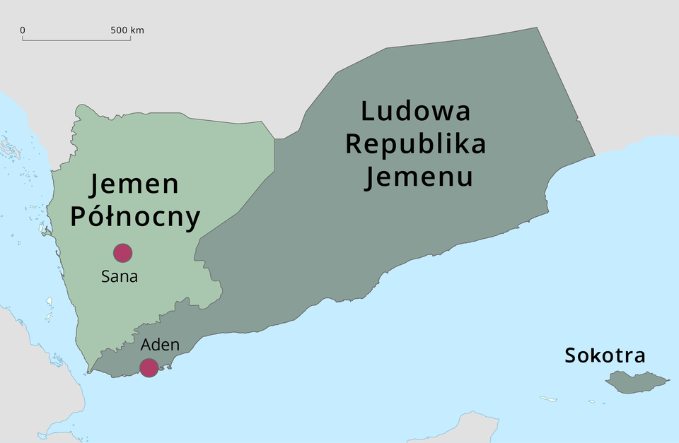Mapa świata przedstawia Jemen Północny oraz Ludową Republikę Jemenu (Jemen Południowy) przed połączeniem w 1994 roku; tereny te obecnie stanowią jedno państwo, które znajduje się w południowo‑zachodniej Azji na Półwyspie Arabskim. Do Jemenu Północnego należały ziemie położone na północnym wschodzie ze stolicą w mieście Sana. Ludowa Republika Jemenu to reszta zaznaczonego terenu, stolica Aden znajdowała się w południowozachodniej jego części. Należała do niego także wyspa Sokotra.