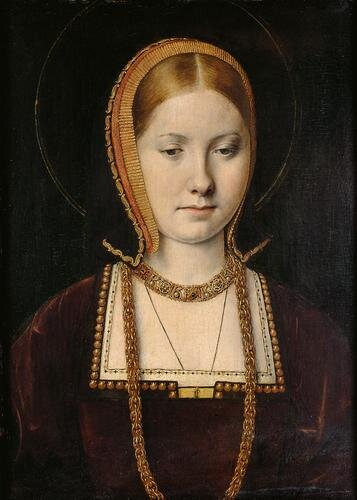 Ilustracja przedstawia portret Katarzyny Aragońskiej (1485‑1536) - królowej Anglii w latach 1509–1533, wdowy po zmarłym bracie Henryka Arturze, pierwszej żony Henryka VIII Tudora, matki Marii I. Kobieta skromnie spogląda w dół, jest młoda. Ma rude włosy i jasną karnację. Ubrana w bordową suknię i złoty łańcuch. Ma czarne nakrycie głowy. 