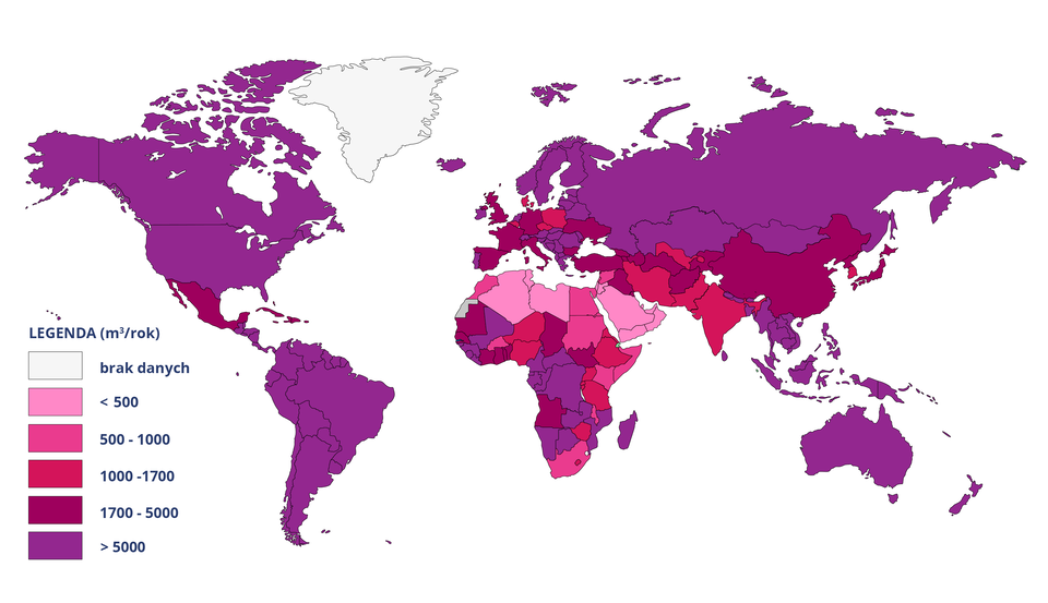 Na mapie świata przedstawiono kraje według odnawialnych zasobów wodnych przypadających na mieszkańca. Powyżej 5000 metrów sześciennych na rok przypada w Ameryce Północnej i Południowej z wyjątkiem Meksyku oraz wysp na Morzu Karaibskim (Kuby, Dominikany), w Skandynawii, w Rosji, w Kazachstanie, w Mongolii, na Półwyspie Indochińskim, w Indonezji, Malezji, Australii, Nowej Zelandii, Irlandii, w Portugalii oraz części krajów Europy na południe od Polski - z wyjątkiem Włoch, Hiszpanii, Bułgarii. W Afryce należą tu takie kraje jak: Mozambik, Demokratyczna Republika Konga, Namibia, Botswana, Zambia, Kongo, Gabon, Republika Środkowoafrykańska, Kamerun, a także Mali, Gwinea, Liberia, Sierra Leone, Madagaskar. Wartości pomiędzy 1700 a 5000 metrów sześciennych na rok dotyczą między innymi Meksyku, wysp na Morzu Karaibskim, Wielkiej Brytanii, Hiszpanii, Francji, Niemiec, Włoch, Ukrainy, Bułgarii, Turcji, Chin, Turkmenistanu, Afganistanu, Angoli, Mauretanii, Czadu, Sudanu Południowego. Wartości pomiędzy 1000 a 1700 miliardów metrów sześciennych na rok na mieszkańca są charakterystyczne dla Polski, Czech, Belgii, Danii, Turkmenistanu, Indii, Pakistanu, Iranu, Nigru, Nigerii, Etiopii, Tanzanii, Ugandy. Wartości od 500 do 1000 miliardów na metr sześcienny na rok występują w Syrii, Iraku, Egipcie, Sudanie, Burkinie Faso, w RPA, Somalii, w Kenii. Najniższa wartość: poniżej 500 miliardów na metr sześcienny na rok na mieszkańca przypada w Algierii, Tunezji, Libii, Arabii Saudyjskiej, w Jemenie, Jordanii i Omanie. 