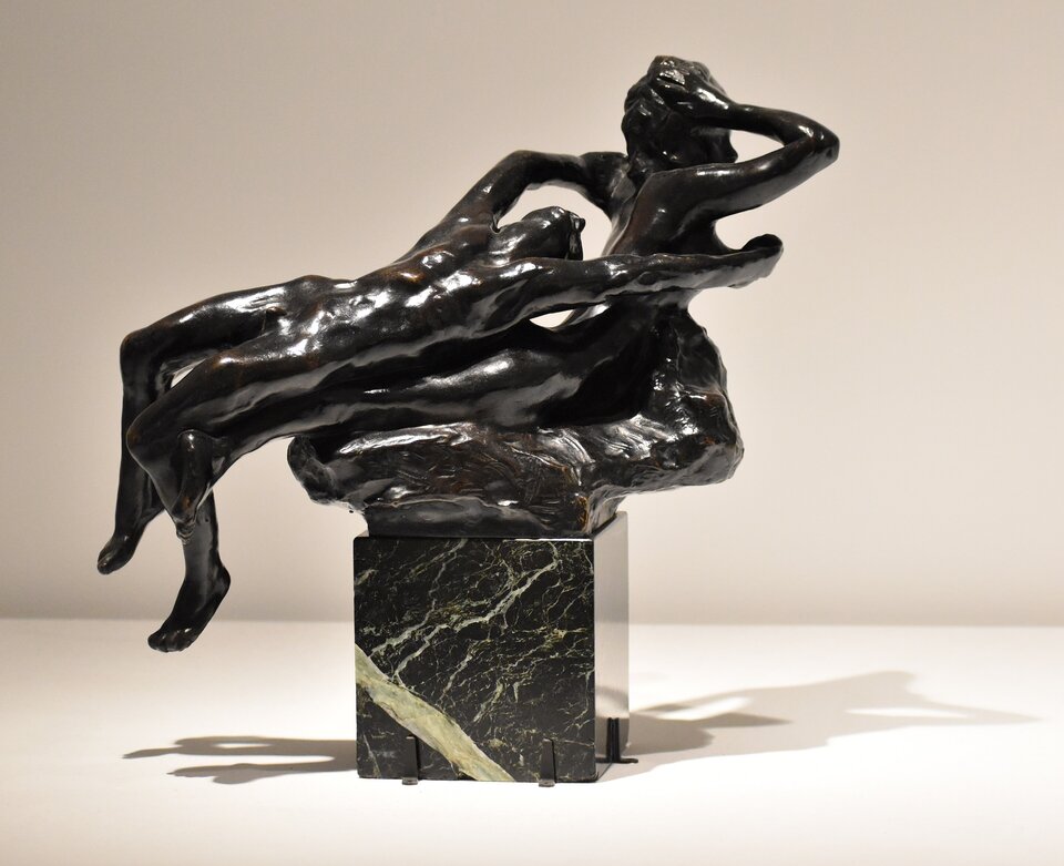 Fotografia przedstawia rzeźbę wyobrażającą pełną emocji scenę rozdzielania kobiety i mężczyzny. Postaci są nagie. Mężczyzna wyciąga ramiona ku uciekającej kobiecie. Postać wychyla głowę do tyłu. Ukazany jest tylko nos i podbródek mężczyzny. Kobieta unosi ręce. Lewą dłonią mierzwi swoje gęste włosy. Ma niewielkie oczy i lekko zadarty nos. Ma niewielkie piersi.