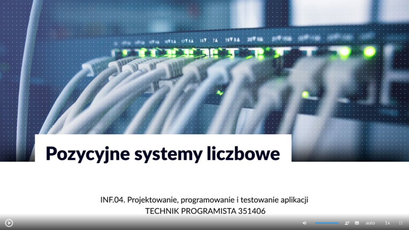 Grafika przedstawia wygląd ekranu odtwarzania animacji. Pośrodku znajduje się tytuł: Pozycyjne systemy liczbowe. Poniżej określona jest kwalifikacja zawodowa. W dolnej części ekranu znajdują się ikony z różnymi opcjami. W dolnym lewym rogu widać ikonę trójkąta w kółku. Jest to ikona włączania odtwarzania filmu. Kolejna ikona znajduje się dopiero w połowie ekranu dolnego paska. Jest to ikona megafonu. Obok niej widać niebieski pasek, który oznacza poziom głośności. Obok znajduje się ikona człowieka, od którego głowy odchodzą dwie fale. Umożliwia ona włączanie alternatywnej ścieżki dźwiękowej. Dalej znajduje się mały biały prostokąt z czarnymi paskami w jego dolnej części. Pozwala ona na włączenie napisów. Kolejna ikona to napis auto, która umożliwia wybranie jakości filmu. Obok niej widać ikonę jedynki z iksem. Po kliknięciu na nią można wybrać szybkość odtwarzania filmu. Ostatnia ikona to kreski tworzące kwadrat. Kreski te tworzą jedynie krawędzie kwadratu. Jest to opcja włączania trybu pełnoekranowego.