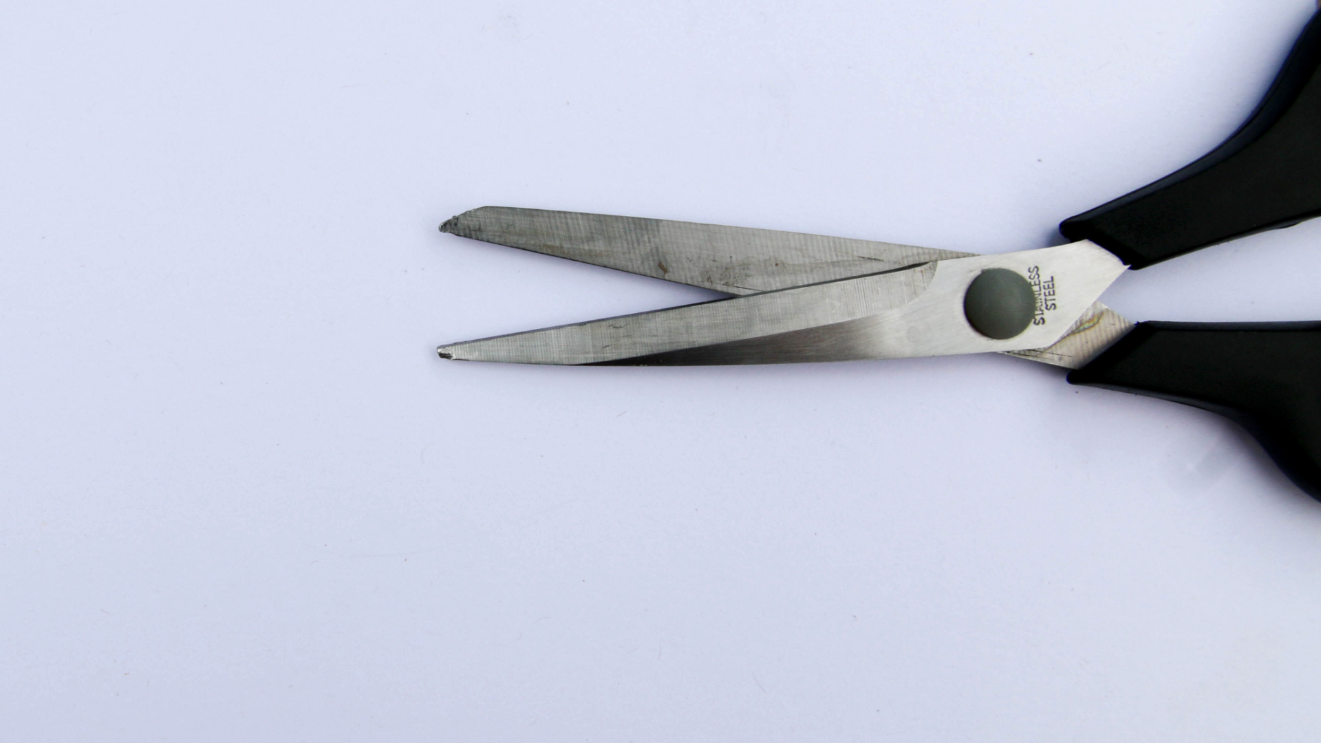 Zdjęcie przedstawia nożyczki.