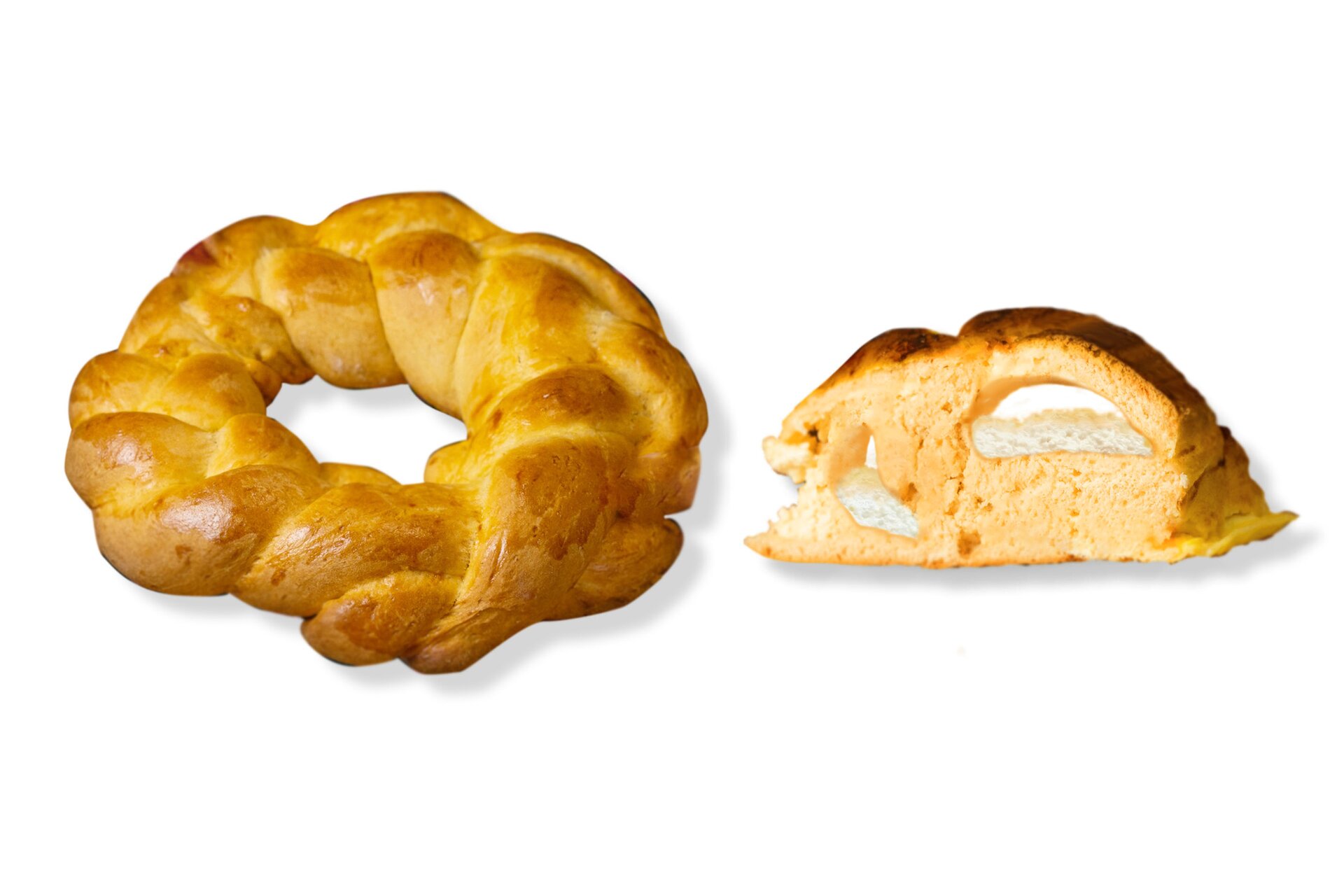 Zdjęcie przedstawia krok dziewiąty i dziesiąty formowania wianka debrzeńskiego. Widoczne są dwa wypieczone wianki na białym tle. W prawej części zdjęcia znajduje się fragment wianka obrócony w lewą stronę tak, że widać jego owalny przekrój z niewielkimi wgłębieniami na powierzchni. Ciasto ma jasnożółty, złocisty kolor. W lewej części zdjęcia znajduje się wypieczony wianek widoczny od góry pod skosem. Wierzch wypieku jest w kolorze jasnobrązowym.