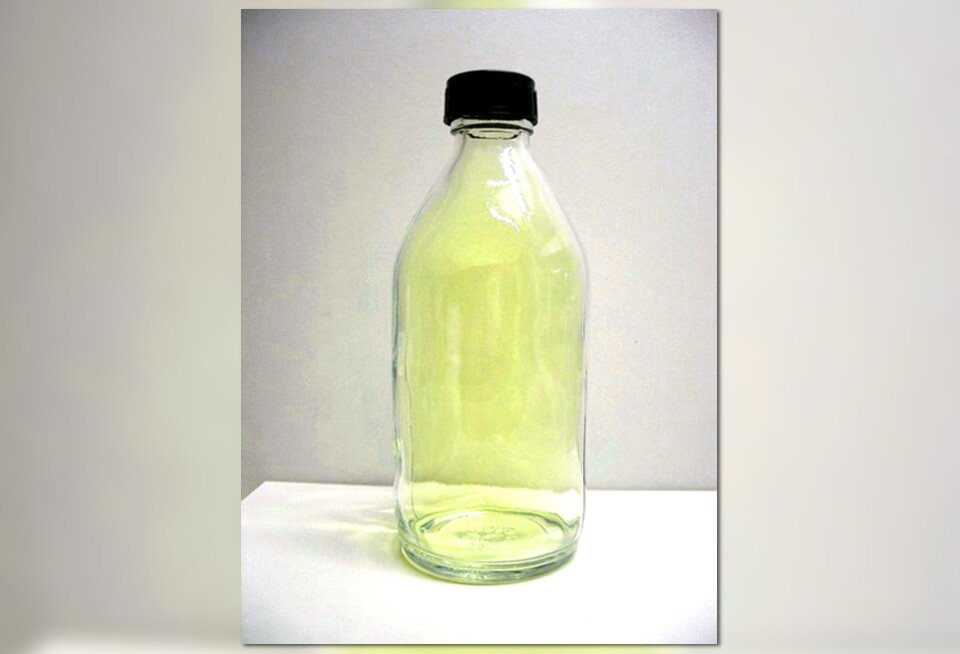 Fotografia przedstawia ciekły azot przelewany z termosu