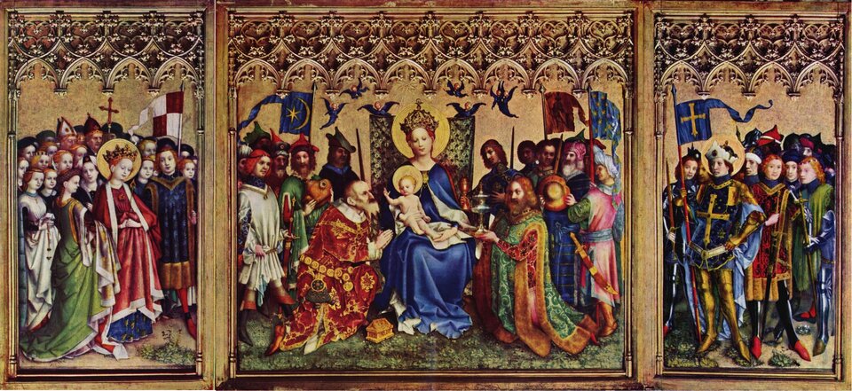 Ilustracja o kształcie poziomego prostokąta przedstawia „Ołtarz Trzech Króli” wykonany przez Stefana Lochnera. Centralna część przedstawia Pokłon Trzech Króli. Pośrodku siedzi Maria z Dzieciątkiem. Po bokach znajdują się Trzej Królowie z darami mirry, złota i kadzidła, dwaj klęczą u stóp Marii. Marii i Dzieciątku towarzyszą także rycerze z chorągwiami. Ponad nimi wznoszą się anioły. Lewe skrzydło ukazuje św. Urszulę w czerwonej sukni i koronie. Towarzyszą jej dziewice trzymające chorągwie i duchownymi.  Na prawym skrzydle stoją rycerze. Jeden z nich trzyma chorągiew. Wszystkie kwatery od góry dekoruje drewniany ornament w stylu gotyckim. 