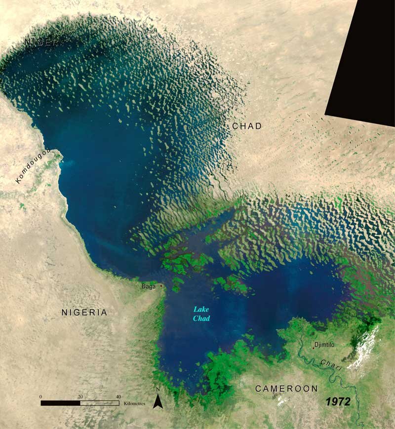 Zdjęcie satelitarne z 1972 r. pokazuje jezioro Czad z lotu ptaka. Znajduje się na granicy Czadu, Nigerii i Kamerunu. Kontury jeziora są nieregularne. Stały ląd zaznaczony jest kolorem piaskowym, jezioro ciemnoniebieskim, a południowe wybrzeże okolone jest zielenią symbolizującą roślinność. W porównaniu do poprzedniej fotografii jezioro zajmuje znacznie mniejszy teren, co sugeruje jego wysychanie. 