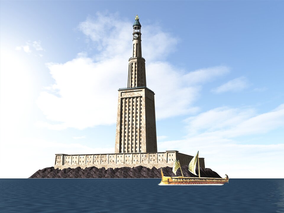 Ilustracja przedstawia trójwymiarowy model rekonstrukcji Latarni Faros w Aleksandrii, jednej z najsłynniejszych budowli starożytności, wznoszonej około 280–279 p.n.e. na wyspie Faros u wejścia do portu Aleksandrii. Widać wysoką, wielokondygnacyjną wieżę stojącą na masywnym, kamiennym fundamencie otoczonym wodą. Dolna część ma formę szerokiego, prostokątnego bloku, nad którym wznosi się smuklejsza, wieloboczna kondygnacja. Najwyżej znajduje się cylindryczna wieża zwieńczona figurą lub elementem sygnałowym. U podnóża konstrukcji widoczna jest starożytna żaglówka o dużych, jasnych żaglach, płynąca po spokojnej wodzie. Całość ukazana jest w jasnym świetle dnia, pod niebem z lekkimi chmurami.