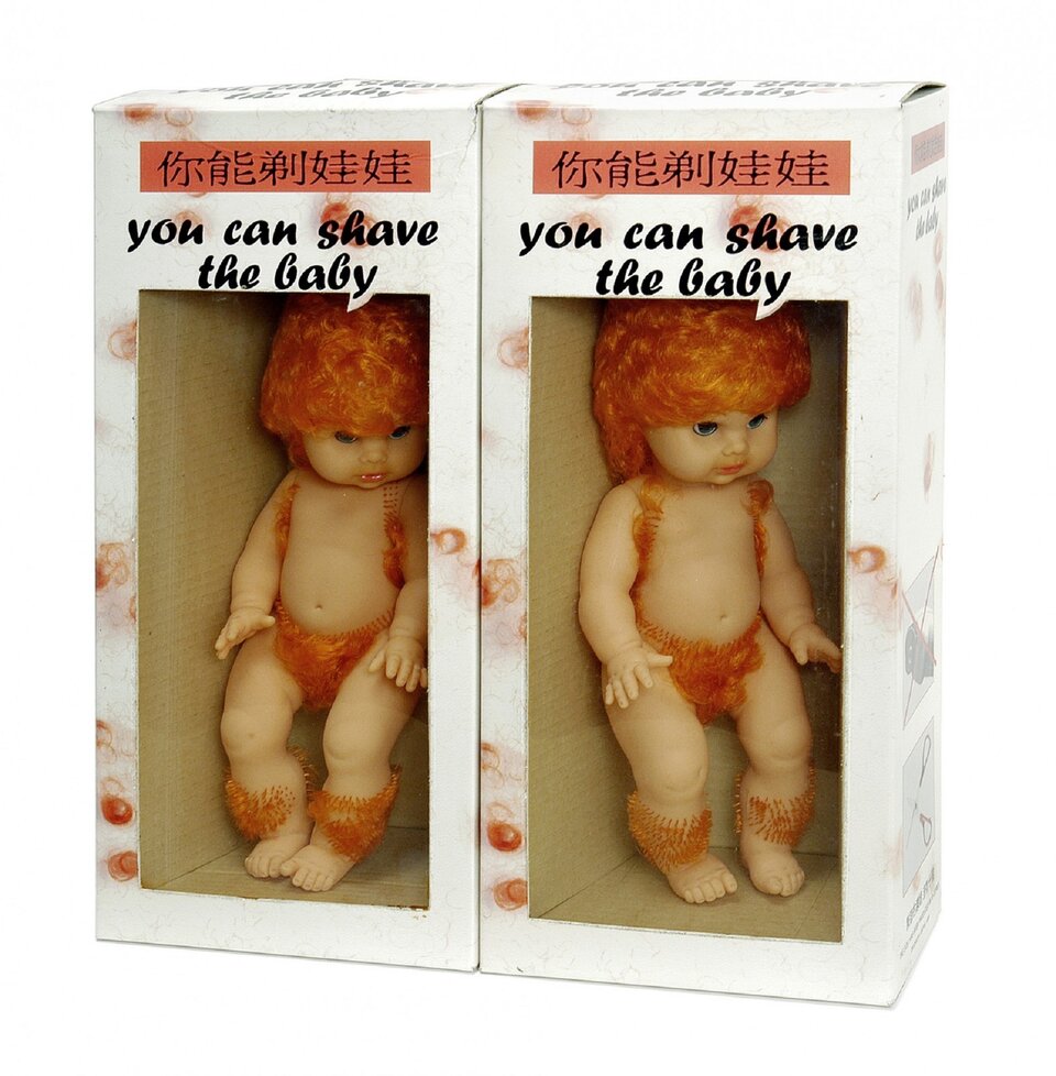 Ilustracja przedstawia pracę Zbigniewa Libera „You Can Shave the Baby”. Dzieło pochodzi z 1995 roku. Na fotografii widzimy dwa prostokątne pudełka. W każdym z nich znajduje się lalka bobas. Lalki są nagie. Posiadają jedynie nadmierne owłosienie w okolicy kostek, ramion oraz miejsc intymnych, co sprawia wrażenie jakby były ubrane w krótkie spodenki na szelkach. Owłosienie lalek jest w kolorze rudym. U góry każdego z pudełek znajduje się napis You Can Save the Baby. Autorem pracy jest polski artysta, autor instalacji i wideoinstalacji, fotografik i performer. Libera zajmuje się także tworzeniem obiektów artystycznych.