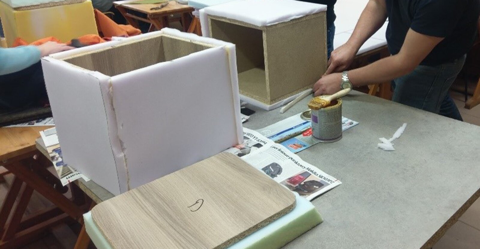 Zdjęcie przedstawia skrzynię obłożoną z każdej strony pianką tapicerską.