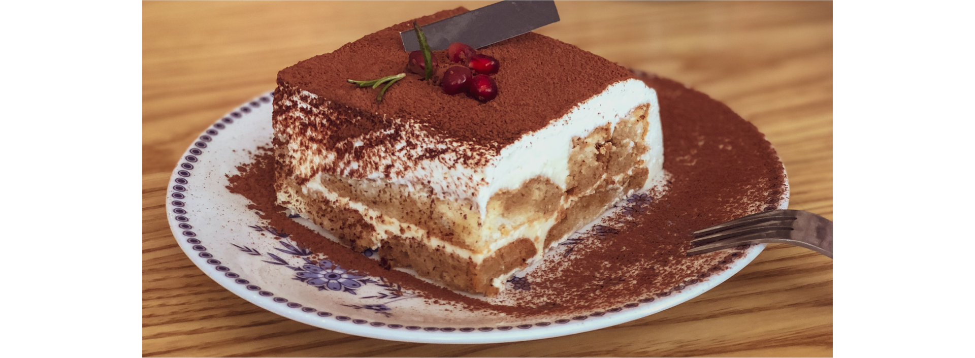 Zdjęcie przedstawia tiramisu na talerzyku, obok leży widelczyk do ciasta.