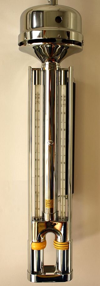 Ilustracja przedstawia psychometr. To przyrząd składający się z dwóch pionowo ustawionych termometrów.