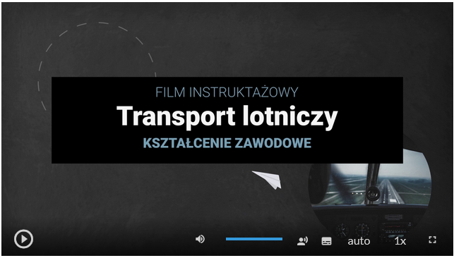 Zrzut ekranu pokazuje planszę startową filmu instruktażowego, na której widoczny jest tytuł Transport lotniczy, kształcenie zawodowe. W dolnej części ekranu znajdują się przyciski. Od lewej. Przycisk odtwórz, wstrzymaj. Następnie przycisk włączania i wyłączania dźwięku, pasek głośności, ścieżka alternatywna z audiodeskrypcją, napisy, jakość odtwarzania, prędkość odtwarzania, tryb pełnoekranowy.