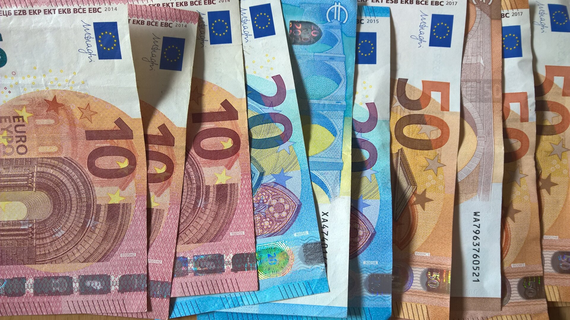 Zdjęcie przedstawiające banknoty Euro o różnych nominałach.