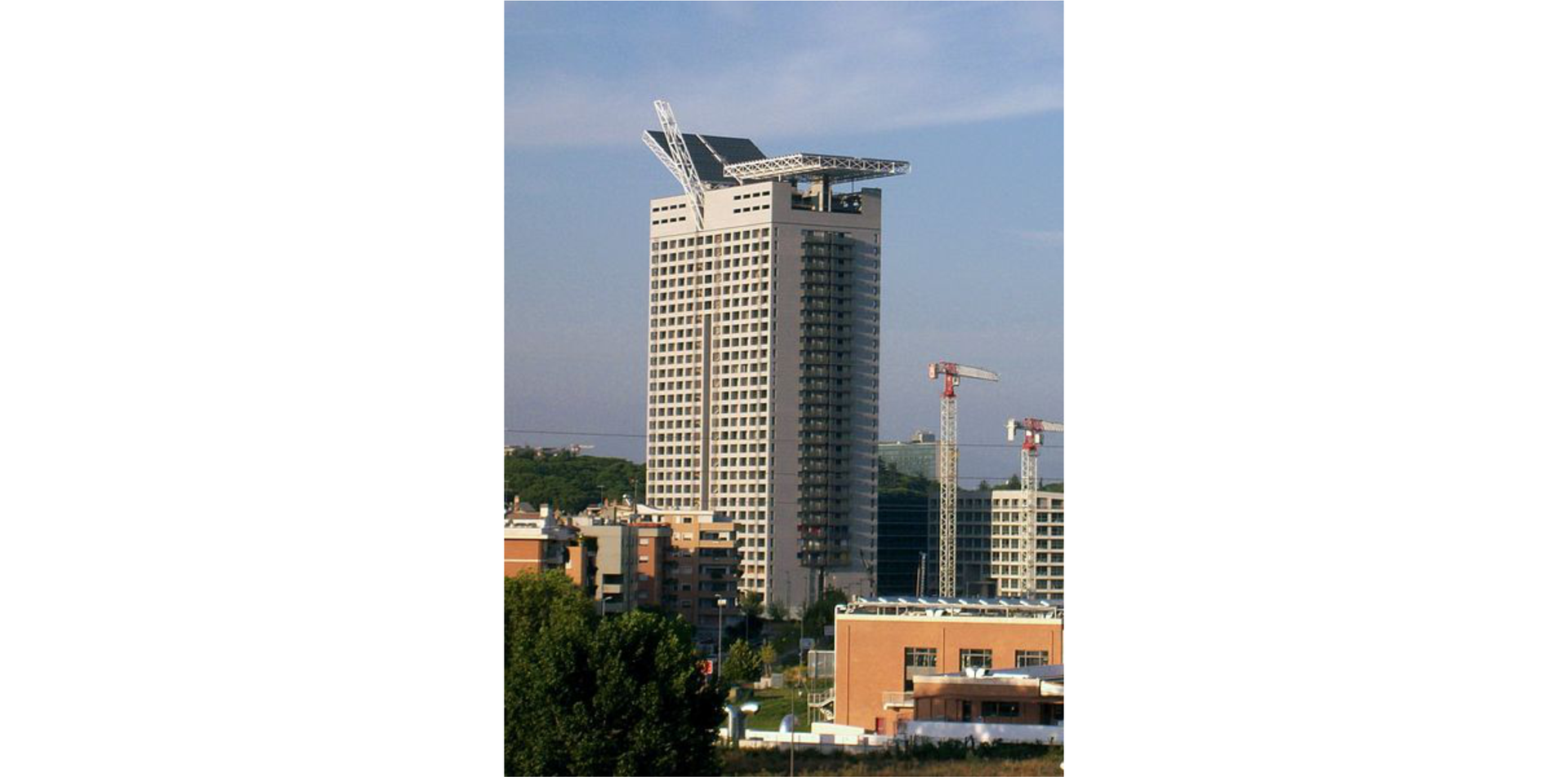 Zdjęcie przedstawia najwyższy wieżowiec w Rzymie nazywany Torre Eurosky.