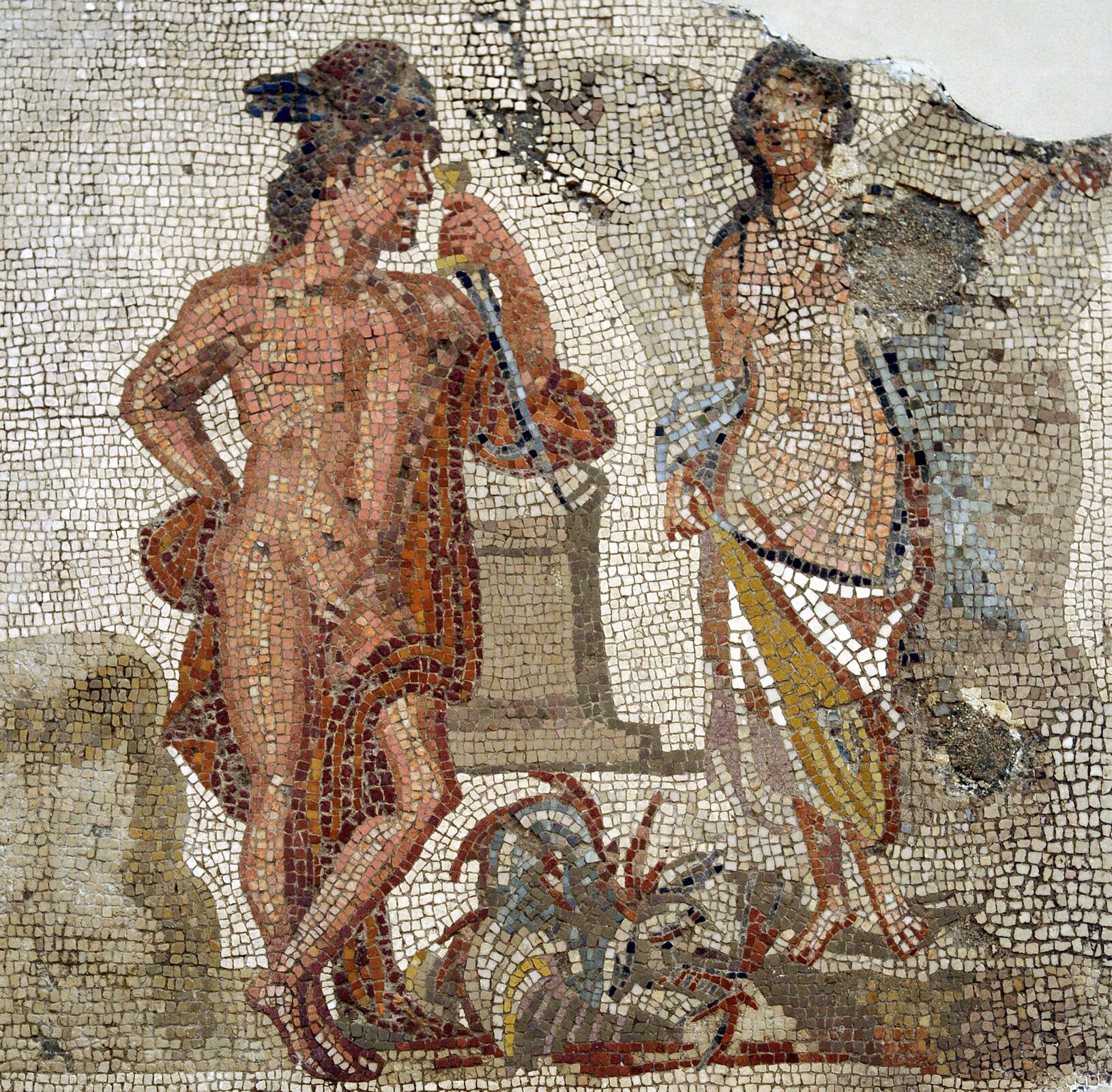 Ilustracja przedstawia mozaikę pt. „Perseusz i Andromeda”. Na pierwszym planie ukazana jest z profilu postać Perseusza. Na nagie ciało ma zarzucony płaszcz. W lewej zgiętej ręce trzyma krótki miecz. Na drugim planie widnieje postać Andromedy. Od pasa w dół spowita jest zieloną szatą. Stan mozaiki nie pozwala na dokładną jej analizę.