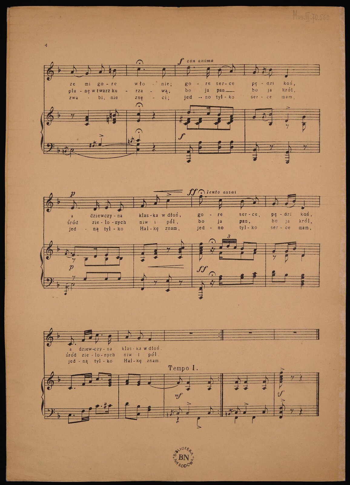 Grafika przedstawia trzecią stronę partytury utworu „Krakowiaczek”: partię wokalną w kluczu wiolinowym oraz akompaniament fortepianowy w kluczu wiolinowym oraz basowym. Utwór jest w metrum dwie czwarte, w tonacji F‑dur oraz tempie Allegro. Kompozytorem utworu jest Stanisław Moniuszko, autorem słów jest Edmund Wasilewski. Wszystkie dźwięki znajdują się w obrębie oktaw od wielkiej do trzykreślnej. Pod dźwiękami partii wokalnej jest zapisany tekst.
W pierwszym takcie w partii wokalnej zapisana jest pauza generalna. W partii fortepianu w kluczu wiolinowym grane są dwudźwięki a oraz f: najpierw ósemka z artykulacją staccato, następnie ćwierćnuta, a na koniec ponownie ósemka z artykulacją staccato. W kluczu basowym takt zaczyna się od przednutki h, a następnie grana jest ósemka‑dwudźwięk f oraz c, dalej ćwierćnuta c z akcentem, na drugą miarę ćwierćnuta f, a na dwa i ósemka c. Nad taktem zaznaczono dynamikę mezzoforte.
W drugim takcie zaznaczono początek repetycji. Cały takt w obu partiach jest identyczny z poprzednim (pierwszym).
W takcie trzecim rozpoczyna się partia śpiewu. Na pierwszą miarę śpiewana jest ósemka z kropką f, dalej szesnastka f, na miarę drugą ósemka e oraz ósemka d. Nad taktem oznaczono dynamikę piano. W akompaniamencie w tym takcie powtarzany jest takt poprzedni (w obu kluczach), z oznaczeniem dynamiki piano.
Czwarty takt w partii wokalnej rozpoczyna się od ósemki c, a następnie śpiewana jest ćwierćnuta z kropką f z akcentem. W akompaniamencie w tym takcie ponownie powtarzany jest takt poprzedni (w obu kluczach).
W takcie piątym w partii śpiewu na miarę pierwszą śpiewana jest ósemka z kropką g, następnie szesnastka a. Na miarę drugą śpiewana jest ósemka z kropką c z akcentem, a dalej szesnastka b. W partii fortepianu w kluczu wiolinowym grane są wyłącznie dwudźwięki b oraz e: na miarę pierwszą ósemka staccato, następnie ćwierćnuta, a na koniec ponownie ósemka z artykulacją staccato. W kluczu basowym takt zaczyna się od przednutki h, a następnie grana jest ósemka‑dwudźwięk f oraz c, dalej ćwierćnuta c z akcentem, na drugą miarę ćwierćnuta f, a na dwa i ósemka c.
Takt szósty w partii wokalnej rozpoczyna się od ósemki a, dalej śpiewana jest ćwierćnuta c z oznaczonym akcentem, a na koniec zapisano pauzę ósemkową. W akompaniamencie w kluczu wiolinowym najpierw grany jest dwudźwięk‑ósemka a oraz f z artykulacją staccato, następnie trójdźwięk F‑dur złożony z dźwięków a, c i f jako ćwierćnuta, a na koniec ósemka złożona z nut b, c i g. Dźwięk b ma zaznaczoną artykulację legato, przedłużoną na kolejny takt. W kluczu basowym takt zaczyna się od przednutki h, a następnie grana jest ósemka‑dwudźwięk f oraz c, dalej ćwierćnuta c, na drugą miarę ćwierćnuta e, a na dwa i ósemka c.
Siódmy takt w partii wokalnej rozpoczyna się od ósemki z kropką a, dalej następuje szesnastka a, na miarę drugą ósemka g oraz na koniec ósemka f. W akompaniamencie w kluczu wiolinowym na miarę pierwszą grany jest dwudźwięk a oraz f, dalej trójdźwięk F‑dur złożony z dźwięków a, c i f jako ćwierćnuta, a na koniec ósemka złożona z nut g, h i f (dominanta septymowa G). W kluczu basowym takt rozpoczyna się od przednutki e, następnie grana jest ćwierćnuta‑oktawa złożona z dźwięków f. Na drugą miarę zapisano przednutkę cis z artykulacją legato, która przechodzi w ósemkę d. Takt kończy ósemka g grana na miarę dwa i.
W ósmym takcie w partii wokalnej na miarę pierwszą śpiewana jest ósemka e, następnie ćwierćnuta g. W akompaniamencie w kluczu wiolinowym na miarę pierwszą zapisano pauzę ósemkową, następnie grana jest ćwierćnuta‑trójdźwięk C‑dur złożona z dźwięków g, c oraz e, a na miarę dwa i grana jest ósemka‑trójdźwięk złożona z nut g, d oraz g. W kluczu basowym od pierwszej miary zaznaczono początek frazy. Grane są dwie ćwierćnuty: na miarę pierwszą c, na miarę drugą h.
Takt dziewiąty w partii wokalnej rozpoczyna się od przednutki g z oznaczeniem legato, która przechodzi w ósemkę z kropką fis. Następnie śpiewana jest szesnastka e, a na drugą miarę ósemki f oraz d. W partii akompaniamentu w kluczu wiolinowym na miarę pierwszą zapisano pauzę ósemkową, a następnie trzy ósemki: pierwsza z nich składa się z dwudźwięku c i d, druga oraz trzecia z trójdźwięku c, d oraz fis. W kluczu basowym grane są dwie ćwierćnuty: na pierwszą miarę a, na miarę drugą d. Wciąż trwa fraza rozpoczęta w takcie poprzednim.
W takcie dziesiątym w partii wokalnej na miarę pierwszą śpiewana jest ósemka g, następnie ćwierćnuta g. Dalej zapisano pauzę ósemkową, nad którą widnieje oznaczenie fermaty. W akompaniamencie w kluczu wiolinowym grana jest na pierwszą miarę ósemka g, a następnie ćwierćnuta z kropką, składająca się z dźwięków g, d oraz ponownie g (oktawę wyżej). Nad nią zapisano fermatę. W kluczu basowym grana jest na pierwszą miarę ćwierćnuta g, następnie ósemka g oktawę wyżej, a dalej zapisano pauzę ósemkową, nad którą widnieje fermata.
W takcie jedenastym w partii wokalnej zapisano oznaczenie piu mosso oraz dynamikę forte. Na pierwszą miarę śpiewana jest ósemka z kropką c, dalej szesnastka d. Na miarę drugą śpiewana jest ósemka e, a następnie ósemka f. W akompaniamencie zapisano dynamikę forte. W kluczu wiolinowym na pierwszą miarę zapisano pauzę ósemkową, następnie grane są dwie trzydziestkodwójki: najpierw trójdźwięk c, składający się z nut c, e oraz g, a następnie g. Następnie zapisano pauzę szesnastkową. Druga miara jest dokładnie taka sama, jak pierwsza: najpierw pauza ósemkowa, następnie dwie następnie grane są dwie trzydziestkodwójki: najpierw trójdźwięk c, składający się z nut c, e oraz g, a następnie g. Dalej zapisano pauzę szesnastkową.
Takt dwunasty rozpoczyna się od ósemek g oraz e, a na miarę drugą śpiewana jest ćwierćnuta c z akcentem. W akompaniamencie powtarzany jest poprzedni takt w obu kluczach.
W takcie trzynastym w partii wokalnej na pierwszą miarę śpiewana jest ósemka g, następnie dwie szesnastki: a oraz g, z oznaczeniem artykulacji legato. Na drugą miarę grane są ósemki f oraz d. W akompaniamencie w kluczu wiolinowym na pierwszą miarę zapisana jest pauza ósemkowa, następnie grane są dwie trzydziestkodwójki: pierwsza z nich to czterodźwięk złożony z nut h, d, f oraz g, druga to pojedyncza nuta g. Dalej zapisana jest pauza szesnastkowa. Na miarę drugą ponownie zapisana jest pauza ósemkowa, następnie grane są dwie trzydziestkodwójki: pierwsza z nich to czterodźwięk złożony z nut h, d, f oraz g, druga to pojedyncza nuta g. Dalej zapisana jest pauza szesnastkowa. W kluczu basowym grane są na pierwszą miarę dwie trzydziestkodwójki: pierwsza to dwudźwięk c oraz g, druga to dźwięk d. Następnie zapisana jest pauza ósemkowa z kropką. Na drugą miarę powtórzone jest wszystko dokładnie w taki sam sposób.
W czternastym takcie w partii wokalnej na miarę pierwszą śpiewane są ósemki e oraz g. Na drugą miarę śpiewana jest ćwierćnuta c z akcentem. W akompaniamencie w kluczu wiolinowym na pierwszą miarę zapisana jest pauza ósemkowa, następnie grane są dwie trzydziestkodwójki: pierwsza z nich to trójdźwięk złożony z nut c, e oraz g (akord C‑dur), druga to pojedyncza nuta g. Dalej zapisana jest pauza szesnastkowa. Na miarę drugą ponownie zapisana jest pauza ósemkowa, następnie grane są dwie trzydziestkodwójki: pierwsza z nich to trójdźwięk złożony z nut c, e oraz g (akord C‑dur), druga to pojedyncza nuta g. Dalej zapisana jest pauza szesnastkowa. W kluczu basowym grane są na pierwszą miarę dwie trzydziestkodwójki: pierwsza to dwudźwięk c oraz g, druga to dźwięk d. Następnie zapisana jest pauza ósemkowa z kropką. Na drugą miarę powtórzone jest wszystko dokładnie w taki sam sposób.
W piętnastym takcie w partii wokalnej zapisana jest pauza generalna. W partii fortepianu w kluczu wiolinowym grane są wielodźwięki: na pierwszą miarę ósemka z kropką c, e, g oraz c (C‑dur), dalej szesnastka składająca się z d, g oraz d, następnie ósemka e, c i e oraz ósemka f, d i f. W kluczu basowym grane są wyłącznie ósemki: najpierw oktawa c, dalej g i c, następnie c i na koniec ponownie kwarta g oraz c. Nad taktem zapisano oznaczenie dynamiki forte fortissimo.
W szesnastym takcie w partii wokalnej zapisana jest pauza generalna. W partii fortepianu w kluczu wiolinowym na pierwszą miarę grane są dwie ósemki z oznaczeniem artykulacji staccato: najpierw g, e i g oktawę wyżej, następnie c i g. Na drugą miarę z akcentem grana jest ćwierćnuta złożona z dźwięków c, e oraz c oktawę wyżej. W kluczu basowym na pierwszą miarę grane są dwie ósemki: c, a następnie dwudźwięk g i c. Na drugą miarę powtarzane są dokładnie takie same ósemki.
W siedemnastym takcie w partii wokalnej zapisana jest pauza generalna. W partii fortepianu w kluczu wiolinowym na pierwszą miarę zapisano pauzę ósemkową, następnie grana jest jednym palcem ćwierćnuta c, a w tym samym czasie wyżej triola szesnastkowa z artykulacją legato: najpierw g, dalej a i na koniec ponownie g. Następnie grana jest ósemka f (na drugą miarę), a na koniec taktu ósemka składająca się z dźwięków f, h oraz d (trójdźwięk h zmniejszony w przewrocie, razem z g w basie tworzący dominantę septymową G). W kluczu basowym w dolnym rejestrze grana jest półnuta g, a w górnym na pierwszą miarę zapisano ósemkę, następnie w artykulacji legato grane są dwa dwudźwięki‑ósemki: e i g oraz d i a, a na koniec taktu pojedyncza ósemka g.
W osiemnastym takcie w partii wokalnej zapisana jest pauza generalna. W partii fortepianu w kluczu wiolinowym w górze grana jest półnuta c. W niższym rejestrze na miarę pierwszą zapisano pauzę ósemkową, następnie grane są trzy dwudźwięki‑ósemki e oraz g. W kluczu basowym w niższym rejestrze grana jest półnuta c. W wyższym rejestrze na miarę pierwszą zapisano pauzę ósemkową, następnie grane są trzy dwudźwięki‑ósemki g oraz c. Nad taktem zapisano ritardando (zwolnienie tempa) oraz diminuendo (zmniejszenie dynamiki).
W takcie dziewiętnastym w partii wokalnej zapisano zmianę tempa piu lento. Takt zaczyna się od przednutki c z oznaczeniem legato. Następnie śpiewana jest ósemka z kropką b, dalej szesnastka a. Na miarę drugą śpiewane są ósemki b oraz d. W akompaniamencie w kluczu wiolinowym na pierwszą miarę zapisano pauzę ósemkową, następnie trzy ósemki‑trójdźwięki, składające się z dźwięków b, d oraz f (akordy B‑dur). W kluczu basowym takt rozpoczyna się od przednutki h z oznaczeniem artykulacji legato, a następnie grany jest dwudźwięk‑półnuta: oktawa c. Dalej w wyższym rejestrze grane są też trzy ósemki f. Nad taktem zapisano oznaczenie dynamiki piano.
Takt dwudziesty w partii wokalnej rozpoczyna się od ósemki c, śpiewanej na pierwszą miarę. Następnie śpiewana jest na miarę raz i ćwierćnuta z kropką g. W akompaniamencie w kluczu wiolinowym na pierwszą miarę zapisano pauzę ósemkową, a następnie trzy identyczne ósemki, złożone z dźwięków b, c oraz e. W kluczu basowym takt rozpoczyna się od przednutki h z artykulacją legato, a następnie grana jest półnuta‑oktawa c.
W takcie dwudziestym pierwszym partia wokalna rozpoczyna się od ósemki z kropką a, następnie śpiewana jest szesnastka g. Na drugą miarę śpiewane są dwie ósemki: najpierw f, a następnie d. W akompaniamencie w kluczu wiolinowym na pierwszą miarę zapisano pauzę ósemkową, następnie grana jest ósemka: trójdźwięk złożony z dźwięków a, c oraz f (akord F‑dur), dalej na miarę drugą ponownie pauza ósemkowa, a pod koniec taktu jeszcze jedna ósemka‑trójdźwięk, złożona z nut h, d oraz f (akord h zmniejszony). W kluczu basowym zarówno na pierwszą, jak i na drugą miarę grane są przednutki h z oznaczeniem artykulacji legato oraz ćwierćnuty c.
Dwudziesty drugi takt w partii wokalnej rozpoczyna się od ósemki g, śpiewanej na pierwszą miarę, a następnie zapisana jest ćwierćnuta c. Pod koniec taktu zaznaczono pauzę ósemkową. W akompaniamencie w kluczu wiolinowym na początku zapisano pauzę ósemkową na pierwszą miarę, a dalej następuje szereg ósemek: najpierw dwudźwięk c i e, następnie trójdźwięk składający się z dźwięków c, e oraz g (akord C‑dur), a na koniec ponownie akord C‑dur, składający się z dźwięków c, e, g oraz powtórzonego oktawę wyżej c. Przy tym ostatnim zapisano ozdobnik – arpeggio. W kluczu basowym takt rozpoczyna się od przednutki h z artykulacją legato, a następnie grana jest półnuta c.
W takcie dwudziestym trzecim partia wokalna rozpoczyna się od ósemki z kropką b, śpiewanej na pierwszą miarę. Dalej następuje szesnastka a, natomiast na drugą miarę dwie ósemki: najpierw b, a na koniec d. W partii akompaniamentu w kluczu wiolinowym na pierwszą miarę zapisano pauzę ósemkową. Dalej grane są trzy dokładnie takie same ósemki‑trójdźwięki, złożone z nut d, f oraz b (akord B‑dur). W kluczu basowym takt rozpoczyna się od przednutki h z artykulacją legato, a następnie grana jest półnuta‑oktawa c.
Dwudziesty czwarty takt w partii wokalnej rozpoczyna się ósemki c śpiewanej na pierwszą miarę. Następnie śpiewana jest ćwierćnuta z kropką g, a na koniec taktu ósemka g. W partii akompaniamentu w kluczu wiolinowym na pierwszą miarę zapisano pauzę ósemkową. Dalej grane są trzy dokładnie takie same ósemki‑czterodźwięki, złożone z nut c, e, g oraz b (dominanta septymowa C). W kluczu basowym takt rozpoczyna się od przednutki h z artykulacją legato, a następnie grana jest półnuta‑oktawa c.
W takcie dwudziestym piątym partia wokalna rozpoczyna się od ósemki a z oznaczeniem artykulacji legato. Następnie śpiewana jest ósemka g, a na drugą miarę ósemki a oraz h. W akompaniamencie w kluczu wiolinowym takt zaczyna się od pauzy ósemkowej, po której grana jest ćwierćnuta‑trójdźwięk, złożona z nut c, f oraz a (akord F‑dur). Na koniec taktu grana jest ósemka, złożona z dźwięków d, f oraz h (akord h zmniejszony). W kluczu basowym takt rozpoczyna się od przednutki h z artykulacją legato, a następnie grana jest półnuta c, przedłużona do kolejnego taktu. W wyższym rejestrze na drugą miarę zapisana jest przednutka fis z artykulacją legato, a następnie ćwierćnuta g z akcentem, przedłużona do kolejnego taktu.
Takt dwudziesty szósty w partii wokalnej rozpoczyna się od ćwierćnuty z kropką c z zapisaną fermatą. Na miarę dwa i grana jest jeszcze ósemka c. W partii akompaniamentu w kluczu wiolinowym grana jest ćwierćnuta‑dwudźwięk, złożona z nut g oraz e, nad którą zapisano fermatę. Dalej zapisano pauzę ćwierćnutową. W kluczu basowym zapisano przedłużenie dźwięków c oraz g z poprzedniego taktu, dodatkowo grana jest przednutka h oraz jeszcze jeden dźwięk c o oktawę wyżej od poprzedniego. Nad układem zapisano fermatę. Na drugą miarę zapisano pauzę ćwierćnutową.
W partii wokalnej w takcie dwudziestym siódmym zapisano zmianę dynamiki na forte z dodatkowym oznaczeniem con anima. Na pierwszą miarę śpiewana jest ósemka z kropką d, następnie szesnastka c. Na miarę drugą śpiewana jest ósemka b z oznaczeniem artykulacji legato, a dalej ósemka a. W akompaniamencie również zapisano zmianę dynamiki na forte. W kluczu wiolinowym w niższym rejestrze grane są cztery ósemki‑trójdźwięki, złożone z nut c, d oraz fis. W wyższym rejestrze na pierwszą miarę zapisano ósemkę z kropką d, następnie szesnastkę c. Na miarę drugą grana jest ósemka b, a dalej ósemka a. W kluczu basowym na pierwszą miarę grana jest ósemka‑oktawa a, a następnie trzy ósemki‑dwudźwięki, złożone z nut d oraz a.
W takcie dwudziestym ósmym partia wokalna zaczyna się od ósemki g, śpiewanej na pierwszą miarę. Następnie zapisano przednutkę g z oznaczeniem artykulacji legato, po której następuje ósemka b. Na drugą miarę śpiewana jest ćwierćnuta d. W akompaniamencie w kluczu wiolinowym takt rozpoczyna się od ósemki g na pierwszą miarę, po której zapisano przednutkę g z oznaczeniem artykulacji legato oraz ósemkę‑oktawę b. Na drugą miarę grana jest ćwierćnuta d (w niższym rejestrze zapisano również pauzę ósemkową), a następnie ósemkę‑dwudźwięk, złożoną z nut b oraz g. W kluczu basowym na pierwszą miarę grana jest ósemka‑oktawa b, następnie pauza ósemkowa. Na drugą miarę grana jest ósemka‑oktawa g, po której zapisano pauzę ósemkową.
Takt dwudziesty dziewiąty w partii wokalnej ma oznaczenie dynamiki piano. Na pierwszą miarę śpiewana jest ósemka z kropką e, następnie szesnastka d. Na drugą miarę zapisano ósemkę e, a dalej ósemkę c. W akompaniamencie również oznaczono zmianę dynamiki na piano. W kluczu wiolinowym takt rozpoczyna się od przednutki f z oznaczeniem artykulacji legato, a następnie grana jest ósemka z kropką e. W wyższym rejestrze dalej następuje szesnastka d, dalej na drugą miarę ósemka e oraz ósemka c. W niższym rejestrze na pierwszą miarę zapisano pauzę ósemkową, a dalej trzy ósemki b. W kluczu basowym na pierwszą miarę grana jest w niższym rejestrze przednutka c z oznaczeniem artykulacji legato, a dalej półnuta c o oktawę wyżej. W rejestrze wyższym na pierwszą miarę zapisano pauzę ósemkową, a następnie trzy ósemki g.
W takcie trzydziestym na pierwszą miarę śpiewana jest ósemka f, następnie ósemka a. Na miarę drugą śpiewana jest ćwierćnuta c z akcentem. Nad taktem oznaczono zmianę dynamiki crescendo. W akompaniamencie w kluczu wiolinowym na pierwszą miarę grana jest ósemka‑dwudźwięk a oraz f, a następnie ósemka‑trójdźwięk, złożona z nut c, f oraz a (akord F‑dur). Na drugą miarę zapisano pauzę ósemkową, a dalej czterodźwięk‑ósemkę z dźwięków c, g, b oraz c o oktawę wyżej. W kluczu basowym na pierwszą miarę grana jest ósemka‑oktawa f, następnie pauza ósemkowa. Na miarę drugą ósemka‑oktawa e, a dalej ponownie pauza ósemkowa. W akompaniamencie również zaznaczono crescendo.
W partii wokalnej w takcie trzydziestym pierwszym zapisano zmianę dynamiki na forte fortissimo oraz tempa na lento assai. Na pierwszą miarę śpiewana jest ósemka z kropką f z oznaczeniem fermaty, a dalej szesnastka c. Na drugą miarę śpiewana jest ósemka b z oznaczeniem artykulacji legato, a następnie ósemka a. W akompaniamencie na pierwszą miarę grana jest ósemka‑czterodźwięk, złożona z nut f, a, c oraz f (akord F‑dur). Dalej zaznaczono pauzę szesnastkową z fermatą. Następnie w wyższym rejestrze grana jest triola trzydziestkodwójkowa, złożona z dźwięków c, d oraz c. Na drugą miarę grane są dwie ósemki: b oraz a. W niższym rejestrze po pauzie zapisano szesnastkę f, a następnie na drugą miarę dwie ósemki f. W kluczu basowym na pierwszą miarę grana jest ósemka‑oktawa f. Dalej zaznaczono pauzę szesnastkową z fermatą. Następnie grana jest szesnastka‑dwudźwięk, złożona z dźwięków f oraz a, dalej na drugą miarę dwie ósemki: pierwsza składająca się z dźwięków g oraz b, druga z a oraz c. W partii akompaniamentu również zaznaczono zmianę dynamiki na forte fortissimo.
Takt trzydziesty drugi w partii wokalnej rozpoczyna się od ósemki g, po której śpiewane są dwie szesnastki z oznaczeniem artykulacji legato: najpierw g, a następnie b. Na drugą miarę śpiewana jest ćwierćnuta d. W akompaniamencie w kluczu wiolinowym w wyższym rejestrze na pierwszą miarę grana jest ósemka g, a następnie dwie szesnastki: g oraz b. Na drugą miarę grana jest ćwierćnuta d. W niższym rejestrze na pierwszą miarę zaznaczono pauzę ósemkową, dalej ósemkę d, a na miarę drugą ćwierćnutę d. W kluczu basowym na pierwszą miarę grana jest ósemka‑dwudźwięk, złożona z dźwięków b oraz d, a następnie ósemka b. Na drugą miarę grana jest ćwierćnuta, składająca się z dźwięków b, d, g oraz b (akord g‑moll).
Takt trzydziesty trzeci w partii wokalnej rozpoczyna się od ósemki z kropką c na pierwszą miarę, po której śpiewane są dwie trzydziestkodwójki: najpierw f, następnie a. Na drugą miarę śpiewana jest ósemka z kropką c (o oktawę wyżej od c na miarę pierwszą), a następnie szesnastka b. W akompaniamencie na miarę pierwszą grana jest ósemka z kropką c, po której grane są dwie trzydziestkodwójki: najpierw f, następnie a. Na miarę drugą grana jest ósemka z kropką c (o oktawę wyżej od c na miarę pierwszą), a następnie szesnastka‑trójdźwięk, złożona z nut e, g oraz b (akord e zmniejszony). W kluczu basowym na pierwszą miarę grana jest ósemka z kropką c, po której grane są dwie trzydziestkodwójki: najpierw f, następnie a. Na miarę drugą grana jest ósemka z kropką c (o oktawę wyżej od c na miarę pierwszą), a następnie szesnastka cis.
W partii wokalnej w takcie trzydziestym czwartym na pierwszą miarę śpiewana jest ósemka a, dalej ósemka g. Na miarę drugą śpiewana jest ćwierćnuta f. W akompaniamencie na pierwszą miarę grana jest ósemka‑dwudźwięk, złożona z nut f oraz a; następnie kolejna ósemka‑dwudźwięk z nut e oraz g. Na drugą miarę grana jest ćwierćnuta f, przedłużona do kolejnego taktu. W kluczu basowym na pierwszą miarę grana jest ósemka d, a następnie ósemka‑dwudźwięk c oraz b. Na drugą miarę grana jest ćwierćnuta, składająca się z dźwięków f oraz a.
W takcie trzydziestym piątym w partii wokalnej zapisano pauzę generalną. W akompaniamencie oznaczono Tempo I. (czyli powrót do oryginalnego tempa z początku utworu). Na pierwszą miarę zapisano ósemkę f, przedłużoną z poprzedniego taktu. Dalej grana jest ćwierćnuta‑dwudźwięk a oraz f, a na koniec taktu ósemka złożona z takich samych dźwięków. W kluczu basowym takt rozpoczyna się (w wyższym rejestrze) od przednutki h z oznaczeniem artykulacji legato, po której grana jest ósemka c. Dalej grana jest ćwierćnuta c z akcentem, a na koniec ósemka c. W niższym rejestrze na pierwszą miarę zapisano pauzę ćwierćnutową, natomiast na drugą miarę grana jest z akcentem ćwierćnuta f.
Pod koniec taktu trzydziestego piątek oznaczono koniec repetycji.
W takcie trzydziestym szóstym w partii wokalnej zapisano pauzę generalną. W akompaniamencie w kluczu wiolinowym na pierwszą miarę grana jest ósemka‑dwudźwięk, złożona z nut a oraz f. Następnie zapisano złożoną z takich samych nut ćwierćnutę, a na koniec taktu ponownie ósemkę‑dwudźwięk z nutami a oraz f. W kluczu basowym takt rozpoczyna się (w wyższym rejestrze) od przednutki h z oznaczeniem artykulacji legato, po której grana jest ósemka c. Dalej grana jest ćwierćnuta c z akcentem, a na koniec ósemka c. W niższym rejestrze na pierwszą oraz drugą miarę zapisano dokładnie takie same ćwierćnuty f.
W ostatnim, trzydziestym siódmym takcie w partii wokalnej ponownie zapisano pauzę generalną. W akompaniamencie w kluczu wiolinowym zapisano na pierwszą miarę ósemkę, składającą się z dźwięków f, a, c oraz f o oktawę wyżej, tworzącą akord F‑dur; nad ósemką oznaczono akcent. Następnie na miarę raz i zapisano pauzę ósemkową, a dalej pauzę ćwierćnutową. W kluczu basowym na pierwszą miarę zapisano ósemkę, składającą się z dźwięków f, c oraz ponownie f (o oktawę wyżej). Nad układem zaznaczono akcent. Następnie na miarę raz i zapisano pauzę ósemkową, a dalej pauzę ćwierćnutową. Dodatkowo akcent w obu kluczach został wzmocniony oznaczeniem akcentu z całej siły – sforzando. Pod koniec taktu oznaczono zakończenie utworu.