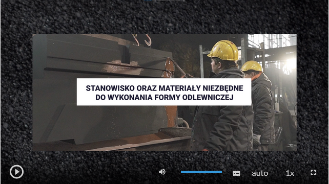 Na zdjęciu przedstawiono przykładowy widok grafiki tytułowej filmu.W centralnej części ekranu znajduje się białe pole prostokąta z tytułem. Przykładowo: Stanowisko oraz materiały niezbędne do wykonywania formy odlewniczej. Pole z tytułem jest naniesione na grafikę. Na przykładowej grafice widać dwóch mężczyzn ubranych w ubrania ochronne oraz żółte kaski którzy stoją przed formą odlewniczą. Piec jest w kształcie dużego prostopadłościanu. Mężczyźni oraz forma znajduje się w budynku przemysłowym.Na dole odtwarzacza znajdują się przyciski sterowania. Przyciski w kolejności trójkąt wpisany w okrąg – przycisk odtwarzania, głośnik – przycisk głośności, niebieska belka – poziom głośności, kartka z tekstem – napisy, napis: auto, napis: jeden x - prędkość odtwarzania, naroża kwadratu – tryb pełnoekranowy.