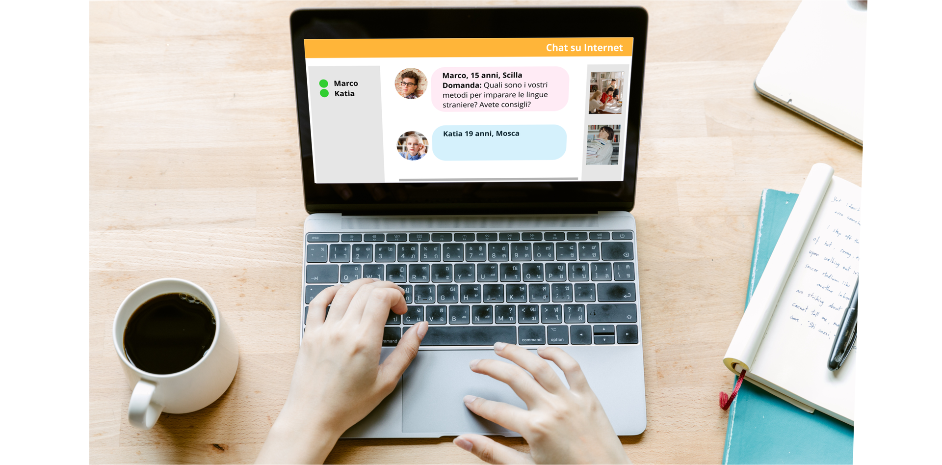 Zdjęcie przedstawia laptopa, na ekranie którego widoczny jest jakiś czat. Na zdjęciu widoczne są także dłonie osoby siedzącej przed tym komputerem, po lewej stronie znajduje się kubek z kawą, a po prawej notatnik i długopis.