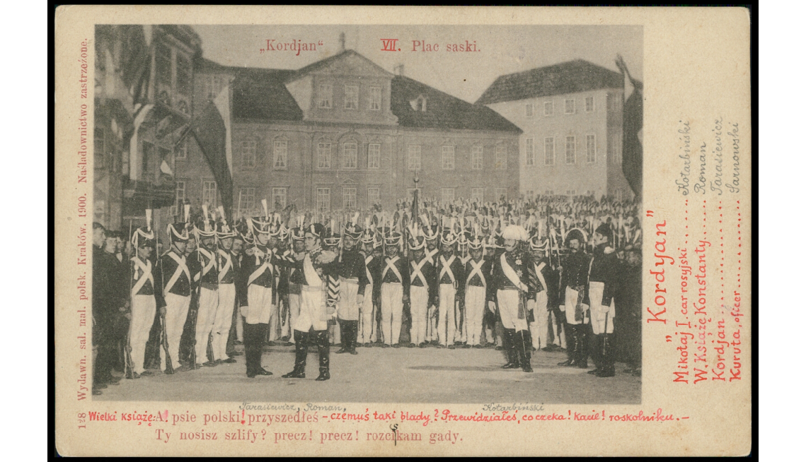 Pocztówka przedstawia dziewiętnastowieczny regiment wojskowy. Żołnierze zgromadzeni są na placu Saskim. W tle widać budynki okalające plac.
