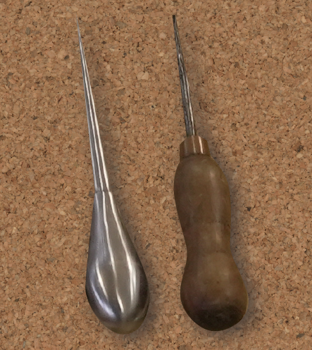 Zdjęcie przedstawia dwa szydła - dłuższe, drugie krótsze. Jedno szydło jest w całości metalowe, a drugie składa się z metalowego szpikulca i drewnianej rękojeści. 