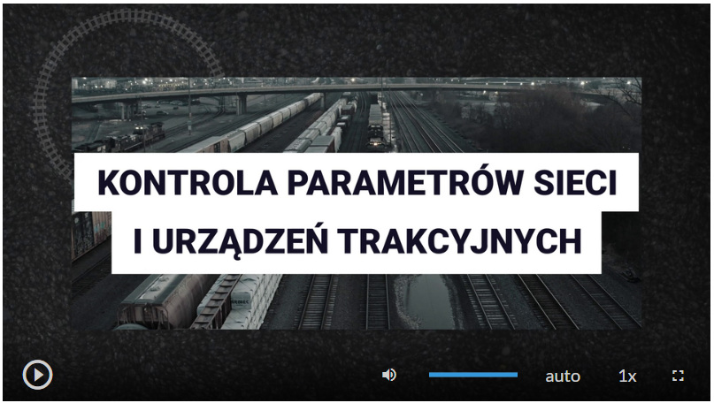 Zrzut ekranu przedstawia klatkę z filmu instruktażowego, na której widoczny jest tytuł Kontrola parametrów sieci i urządzeń trakcyjnych. W tle widać pociągi stojące na torowisku. W dolnej części ekranu znajdują się przyciski. Od lewej. Przycisk odtwórz, wstrzymaj. Następnie przycisk włączania i wyłączania dźwięku, pasek głośności, ścieżka alternatywna z audiodeskrypcją, napisy, jakość odtwarzania, prędkość odtwarzania, tryb pełnoekranowy.