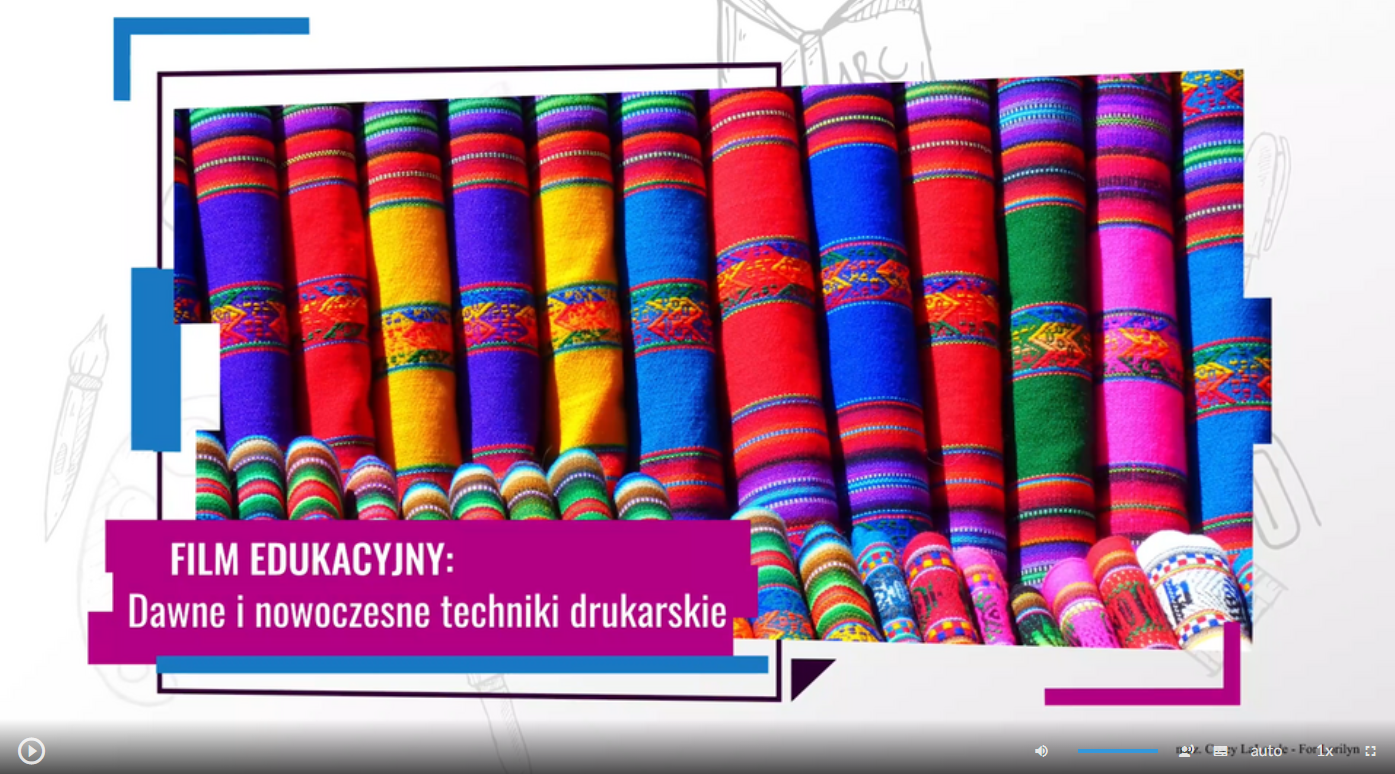 Grafika przedstawia ekran odtwarzacza filmu. W dolnej części ekranu, po lewej stronie tytuł: "Dawne i nowoczesne techniki drukarskie". W tle widoczne jaskrawe tkaniny w paskowe wzory. W dolnej części znajdują się ikony nawigacyjne. W lewym dolnym rogu jest ikona trójkąta w kole, która służy do włączenia/wyłączenia filmu. Pośrodku dolnej części znajduje się ikona głośnika, a obok niego jest niebieska linia regulacji poziomu głośności. Obok jest ikona przedstawiająca fragment sylwetki człowieka (głowa i górna część tułowia), która służy do włączenia audiodeskrypcji. Po prawej stronie głowy znajdują się dwa białe półkola - zewnętrzne większe, wewnętrzne mniejsze. Obok znajduje się biały prostokąt z czarnymi, małymi polami w dolnej części, który służy do włączenia napisów. Obok napis "auto", który służy do zmiany jakości odtwarzania filmu. Dalej na prawo napis: "jeden x". Służy on do zmiany tempa odtwarzania filmu. W prawym dolnym rogu białe, przerywane kontury kwadratu. Ikona ta służy do włączenia trybu pełnoekranowego.