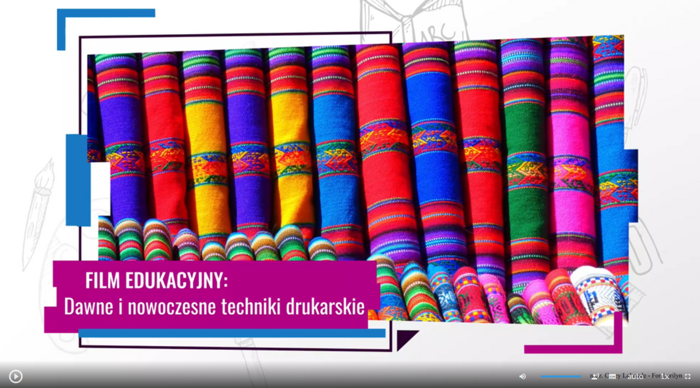 Grafika przedstawia ekran odtwarzacza filmu. W dolnej części ekranu, po lewej stronie tytuł: "Dawne i nowoczesne techniki drukarskie". W tle widoczne jaskrawe tkaniny w paskowe wzory.  W dolnej części znajdują się ikony nawigacyjne. W lewym dolnym rogu jest ikona trójkąta w kole, która służy do włączenia/wyłączenia filmu. Pośrodku dolnej części znajduje się ikona głośnika, a obok niego jest niebieska linia regulacji poziomu głośności. Obok jest ikona przedstawiająca fragment sylwetki człowieka (głowa i górna część tułowia), która służy do włączenia audiodeskrypcji. Po prawej stronie głowy znajdują się dwa białe półkola - zewnętrzne większe, wewnętrzne mniejsze. Obok znajduje się biały prostokąt z czarnymi, małymi polami w dolnej części, który służy do włączenia napisów. Obok napis "auto", który służy do zmiany jakości odtwarzania filmu. Dalej na prawo napis: "jeden x". Służy on do zmiany tempa odtwarzania filmu. W prawym dolnym rogu białe, przerywane kontury kwadratu. Ikona ta służy do włączenia trybu pełnoekranowego. 