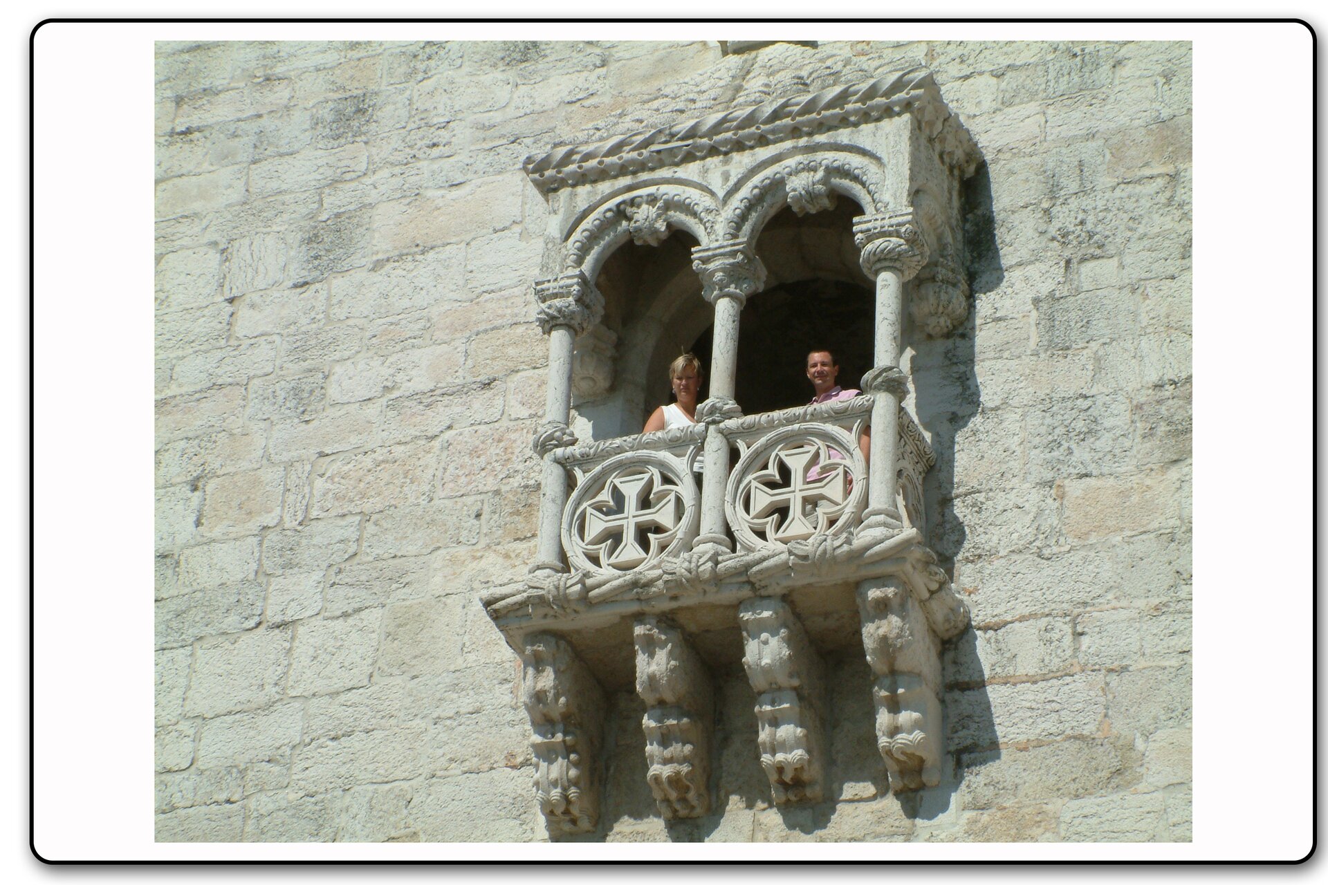 Slajd 7 galerii ornamentów. Ilustracja przedstawia fragment budynku. Na budynku znajduje się kamienny balkon ze zdobieniami ornamentalnymi.