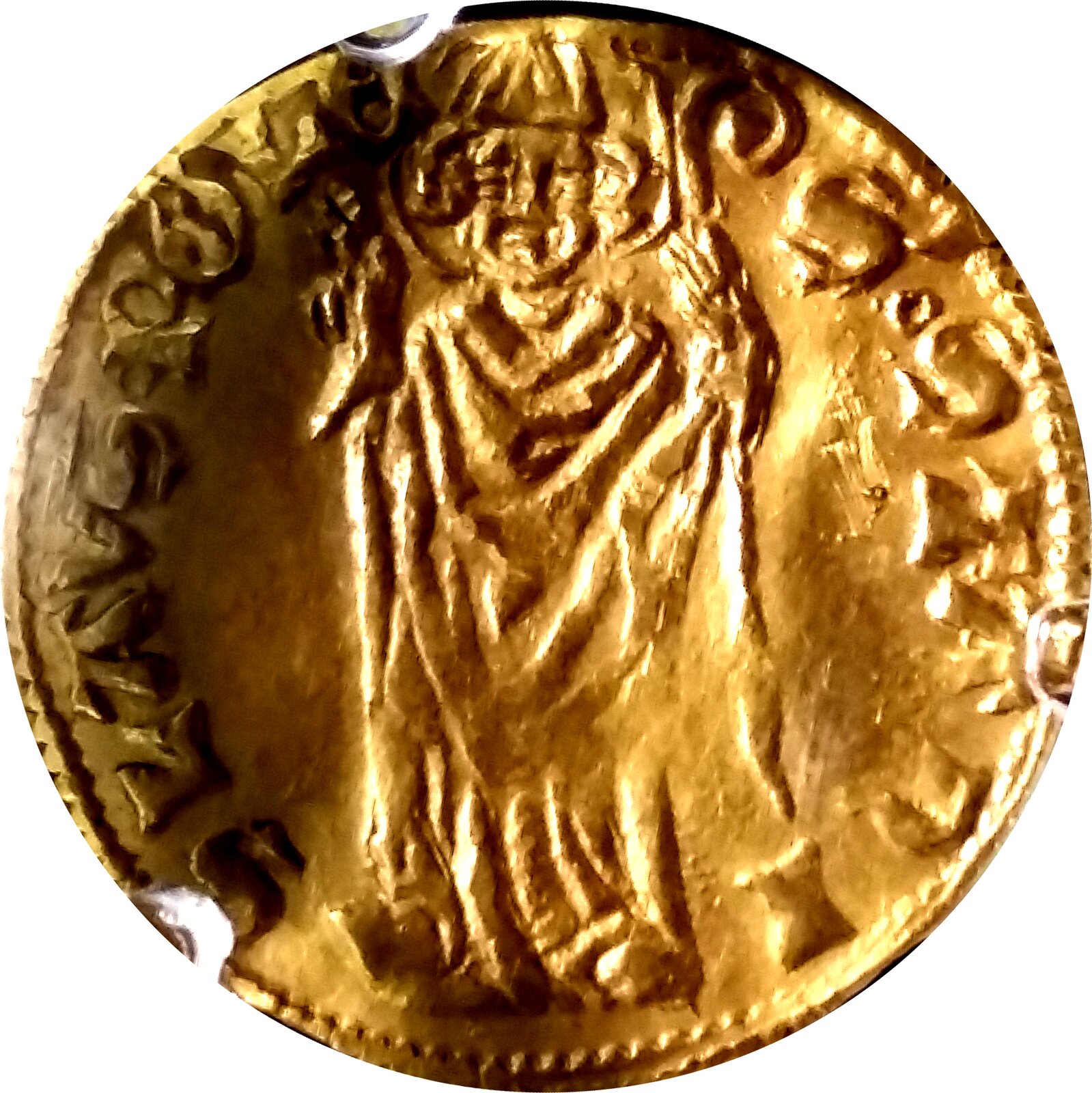 Na zdjęciu przedstawiona jest złota moneta. Widoczny jest na niej mężczyzna w szacie z mitrą i pastorałem.