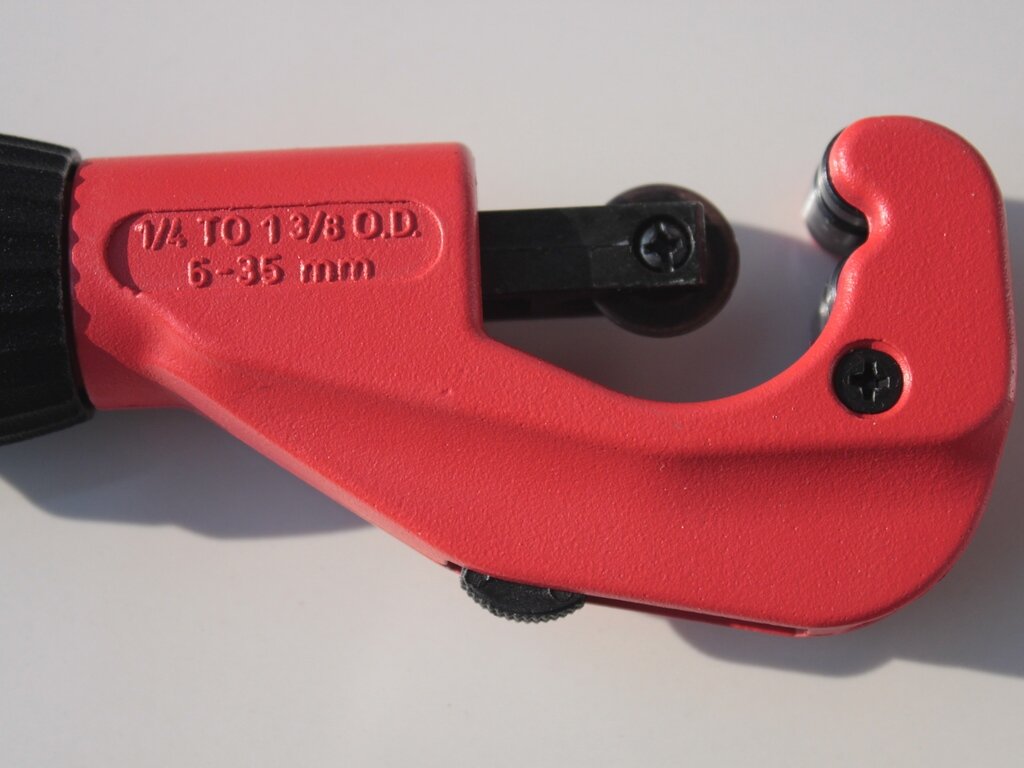 Na zdjęciu widoczne jest stalowe narzędzie. Wnętrze korpusu obcinaka składa się z ruchomego, okrągłego noża. Poniżej ilustracji znajduje się przycisk do odtworzenia audio.