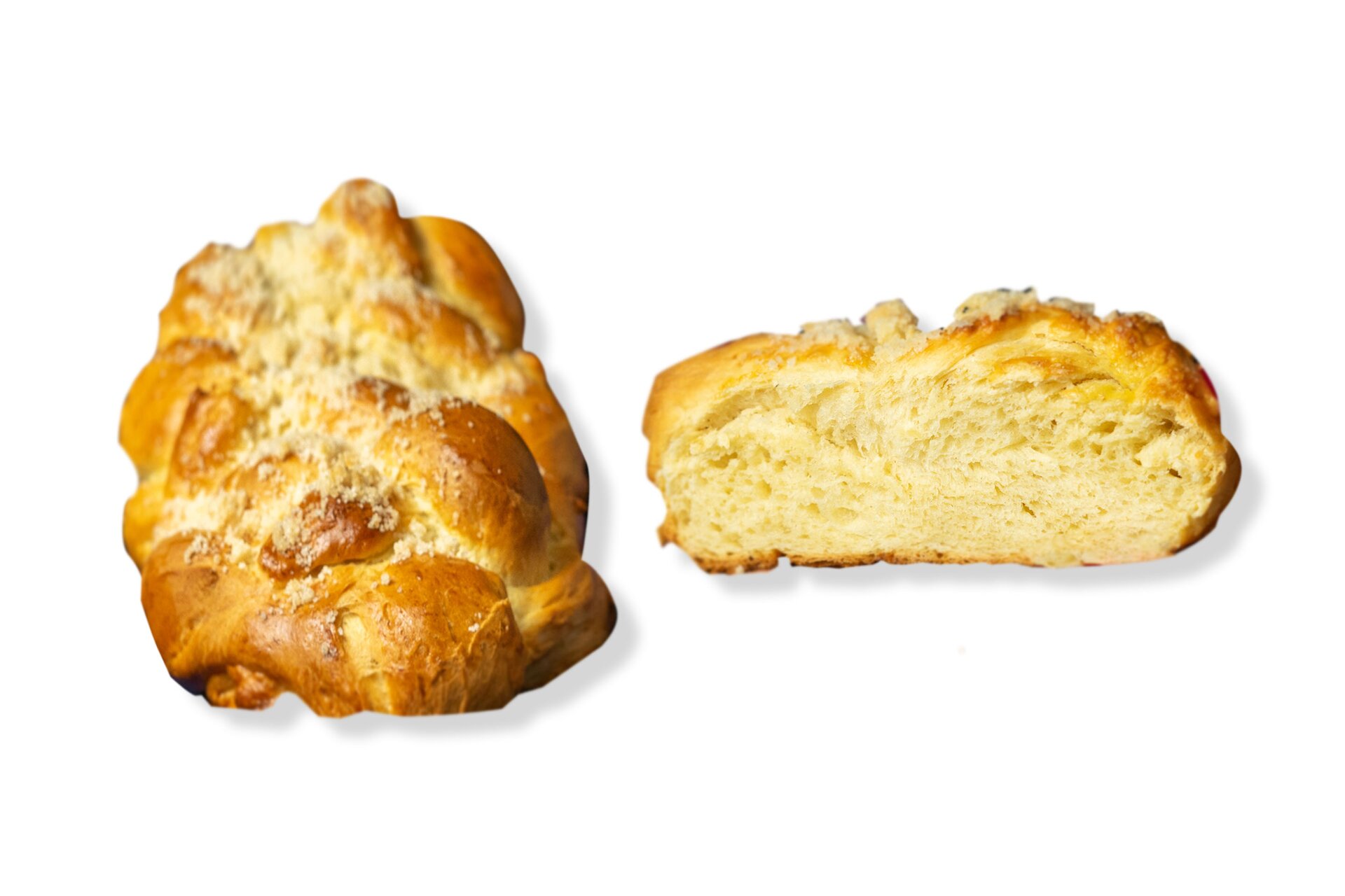 Zdjęcie przedstawia krok siódmy formowania chały kijowskiej. Widoczne są dwie wypieczone chałki na białym tle. W prawej części zdjęcia znajduje się fragment chałki obrócony w prawą stronę tak, że widać jej owalny przekrój. Dostrzec można, że w środku chałka ma kolor kremowy i jest pulchna. Wierzch chałki ma kolor od jasnobrązowego do ciemnozłocistego. W lewej części zdjęcia znajduje się wypieczona chałka widoczna od góry pod skosem.Wierzch wypieku jest w kolorze od jasnobrązowego do ciemnozłocistego. Widoczne jest również kremowa kruszonka na skórce.