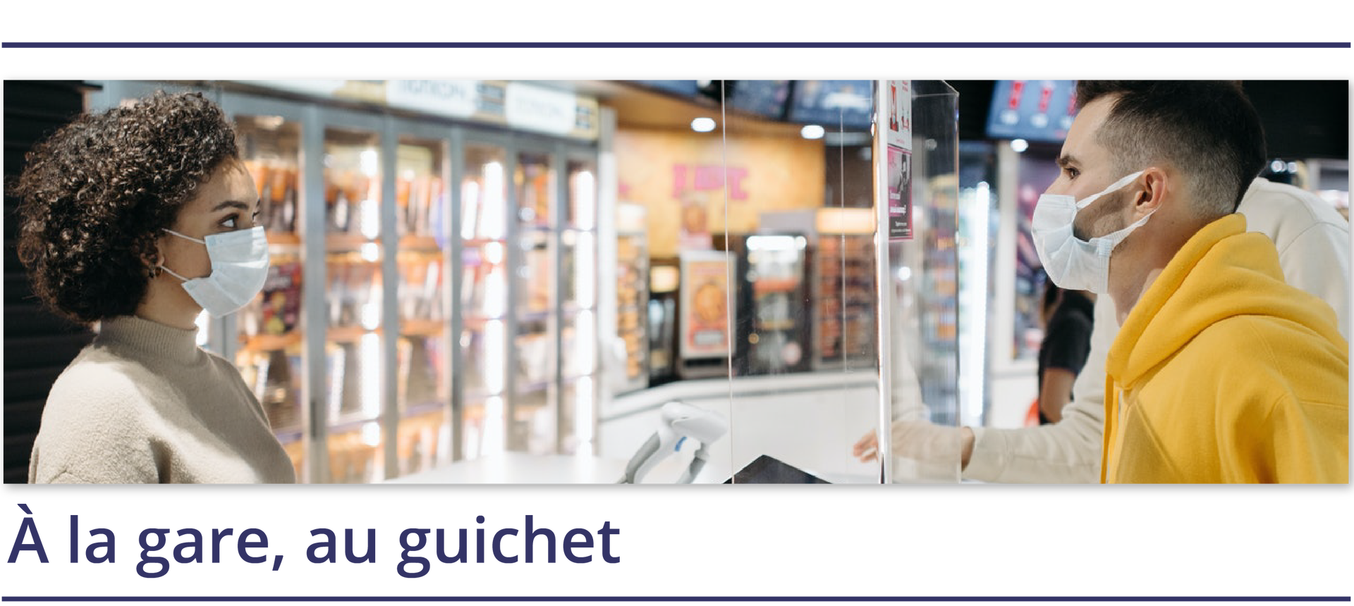Ilustracja przedstawia dwie osoby zwrócone do siebie: kobietę, która prawdopodobnie jest sprzedawczynią, oraz mężczyznę, który jest klientem. Oboje mają założone maseczki na twarz. Pod zdjęciem widoczny jest tytuł: A la gare, au guichet.
