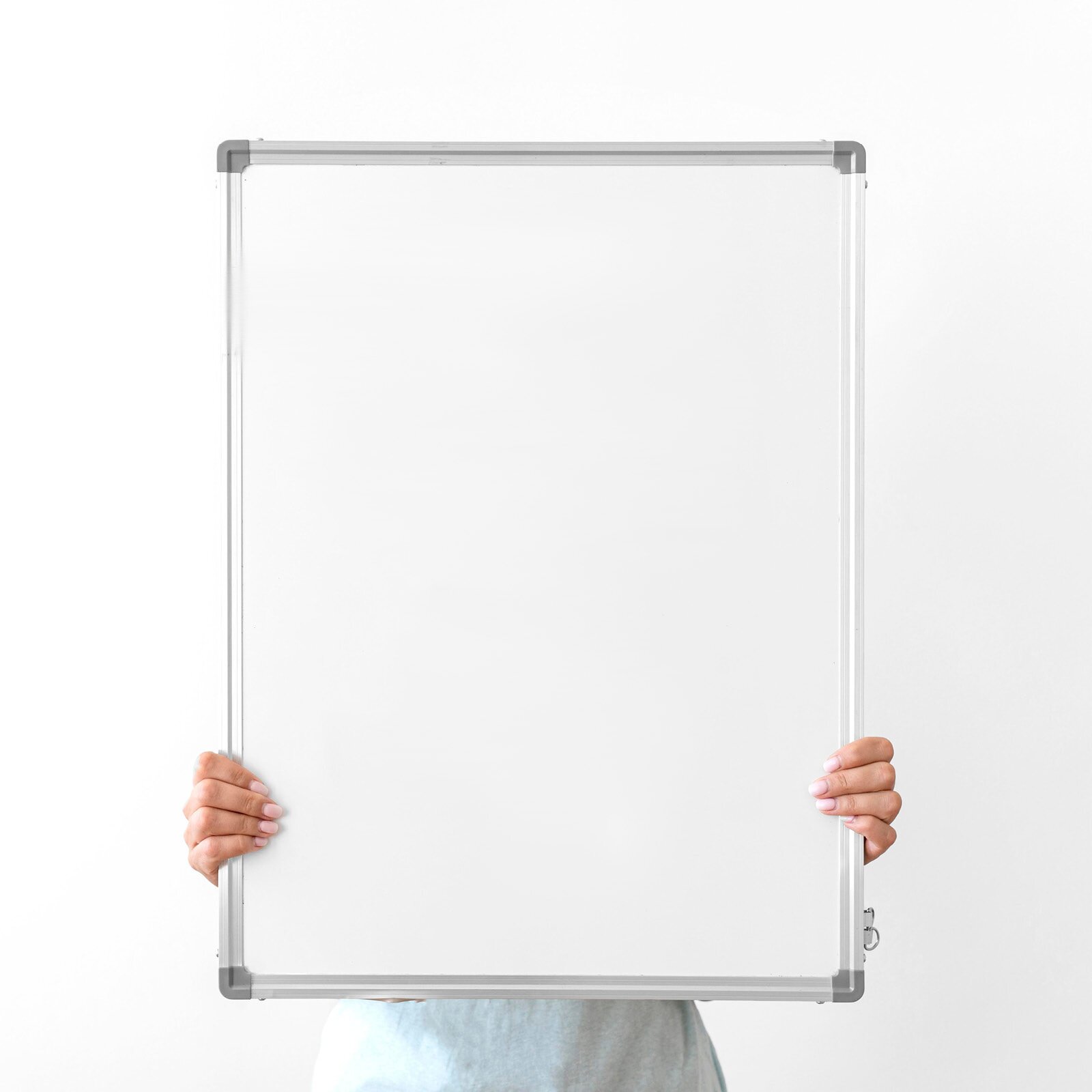 Ilustracja przedstawia kobietę trzymającą białą tablicę suchościeralną. Kobieta jest całkowicie zasłonięta przez tablicę. Widać jedynie jej dłonie. 