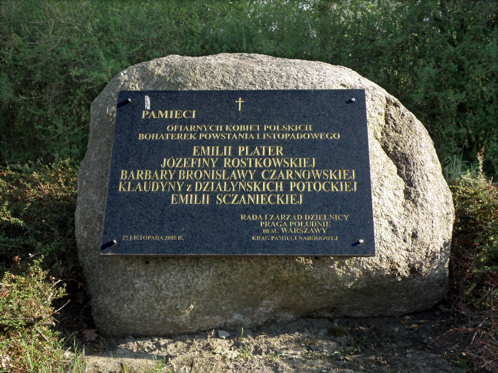 Na zdjęciu kamień z tablicą pamiątkową z napisem: Pamięci ofiarnych kobiet polskich bohaterek powstania listopadowego Emilii Plater, Józefiny Rostkowskiej, Barbary Bronisławy, Czarnowskiej Klaudyny z Działyńskich Potockiej, Emilii Sczaneckiej. 27 listopada 2005 r. Rada i Zarząd Dzielnicy Praga Południe m. st. Warszawy krąg pamięci narodowej