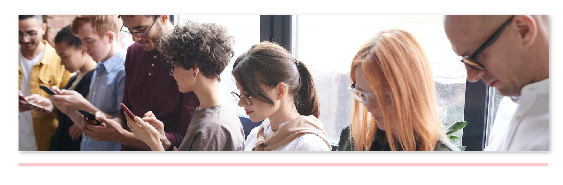 Ilustracja przedstawia rząd osób stojących w budynku pod oknem. Każdy patrzy w swojego smartfona.