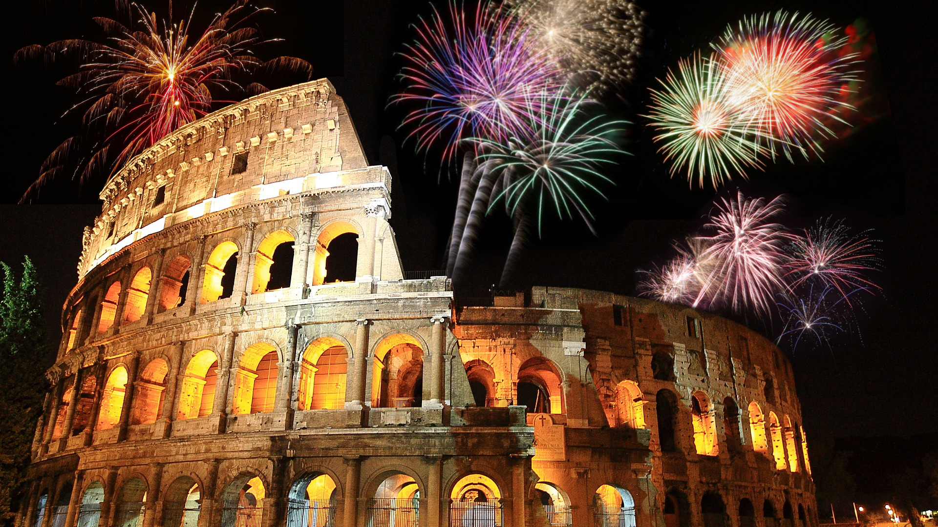 Zdjęcie przedstawia Koloseum. Nad Koloseum widoczne jest nocne niebo rozświetlone fajerwerkami.
