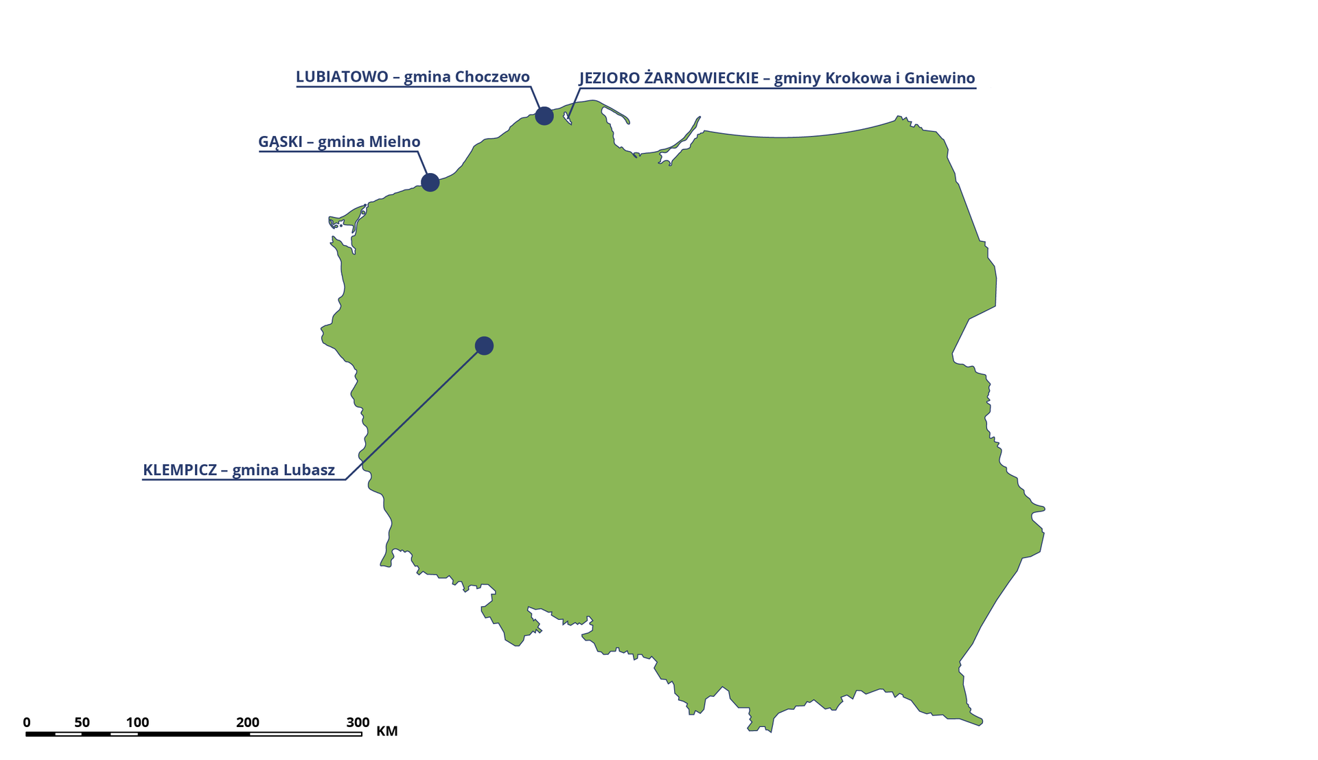 Mapa Polski przedstawia cztery proponowane lokalizacje elektrowni atomowej w Polsce. Pierwsza znajduje się w zachodniej Polsce - jest to Klempicz w gminie Lubasz. Dwa kolejne są w okolicy wybrzeża Bałtyku - są to Gąski w gminie Mielno oraz Lubiatowo w gminie Choczewo. Ostatnią lokalizacją jest Jezioro Żarnowieckie w północnej Polsce na terenie gmin Krokowa i Gniewino.