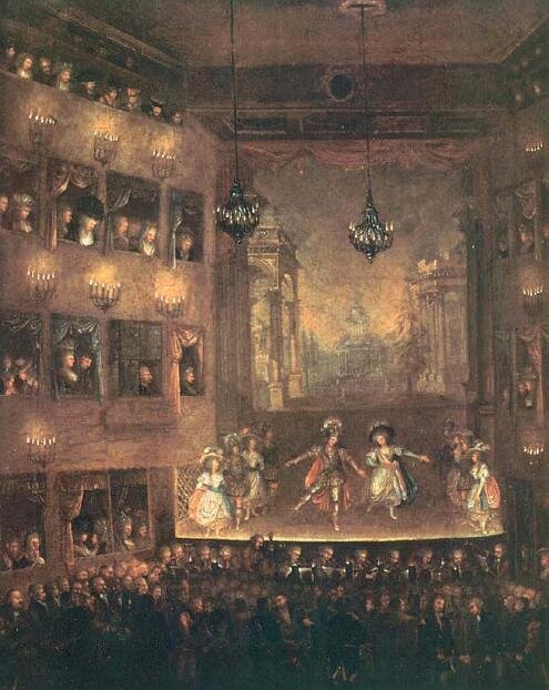 Obraz przedstawia wnętrze sali teatralnej. W dolnej części obrazu scena, na której znajdują się ludzie w eleganckich strojach. Za nimi, na ścianie, obraz przedstawiający ulicę z budynkami z obu jej stron. Pod sceną tłum ludzi oglądających występ. Z lewej strony obrazu cztery poziomy balkonów, z których wyglądają oglądający. Z sufitu zwisają żyrandole, na ścianach są wiszące świeczniki.