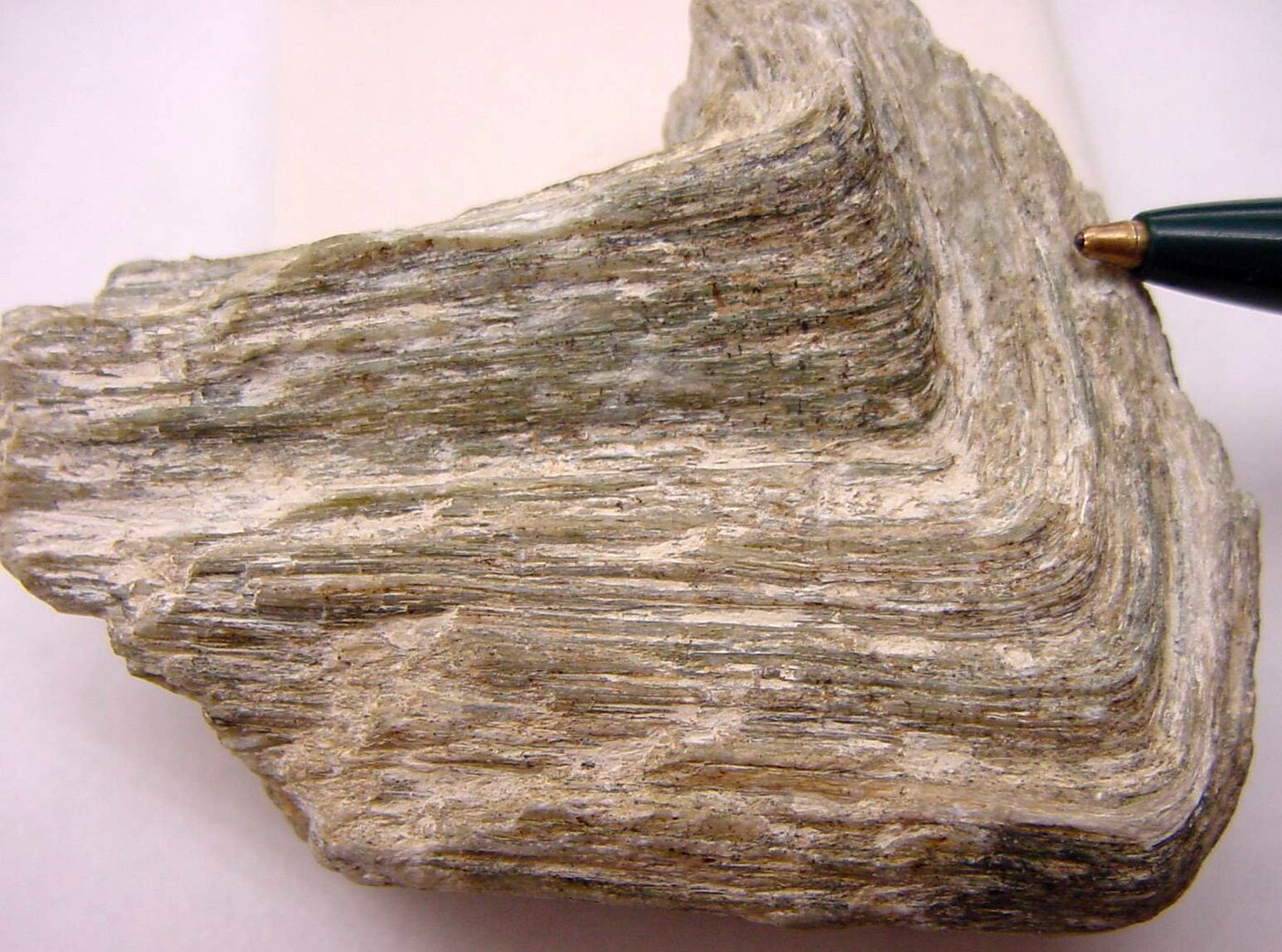 Na zdjęciu jest minerał, który ma płytkowe kryształy, tworzące blaszkową strukturę. 