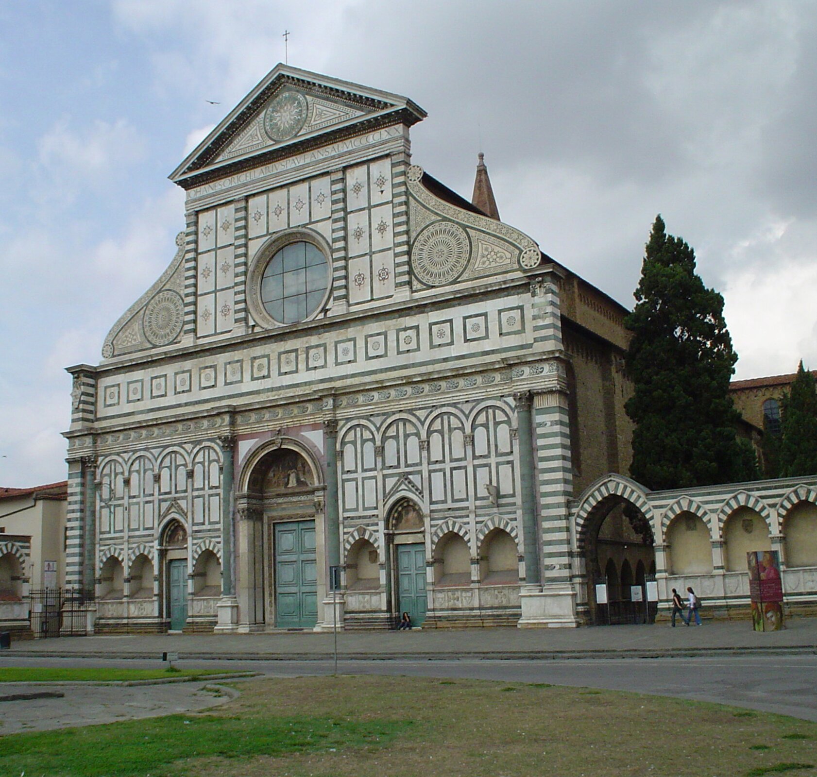 Fotografia barwna przedstawiająca fasadę kościoła Santa Maria Novella we Florencji. 
