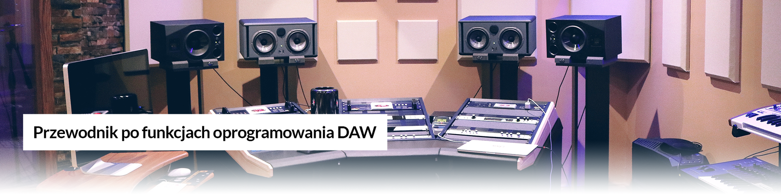 Nagłówek Przewodnik Po Funkcjach Oprogramowania DAW. Nagłówek posiada również ozdobną grafikę w tle, na której widać stanowisko pracy przy biurku, a na nim kilka kontrolerów MIDI, monitor komputerowy oraz kolumny głośnikowe.
