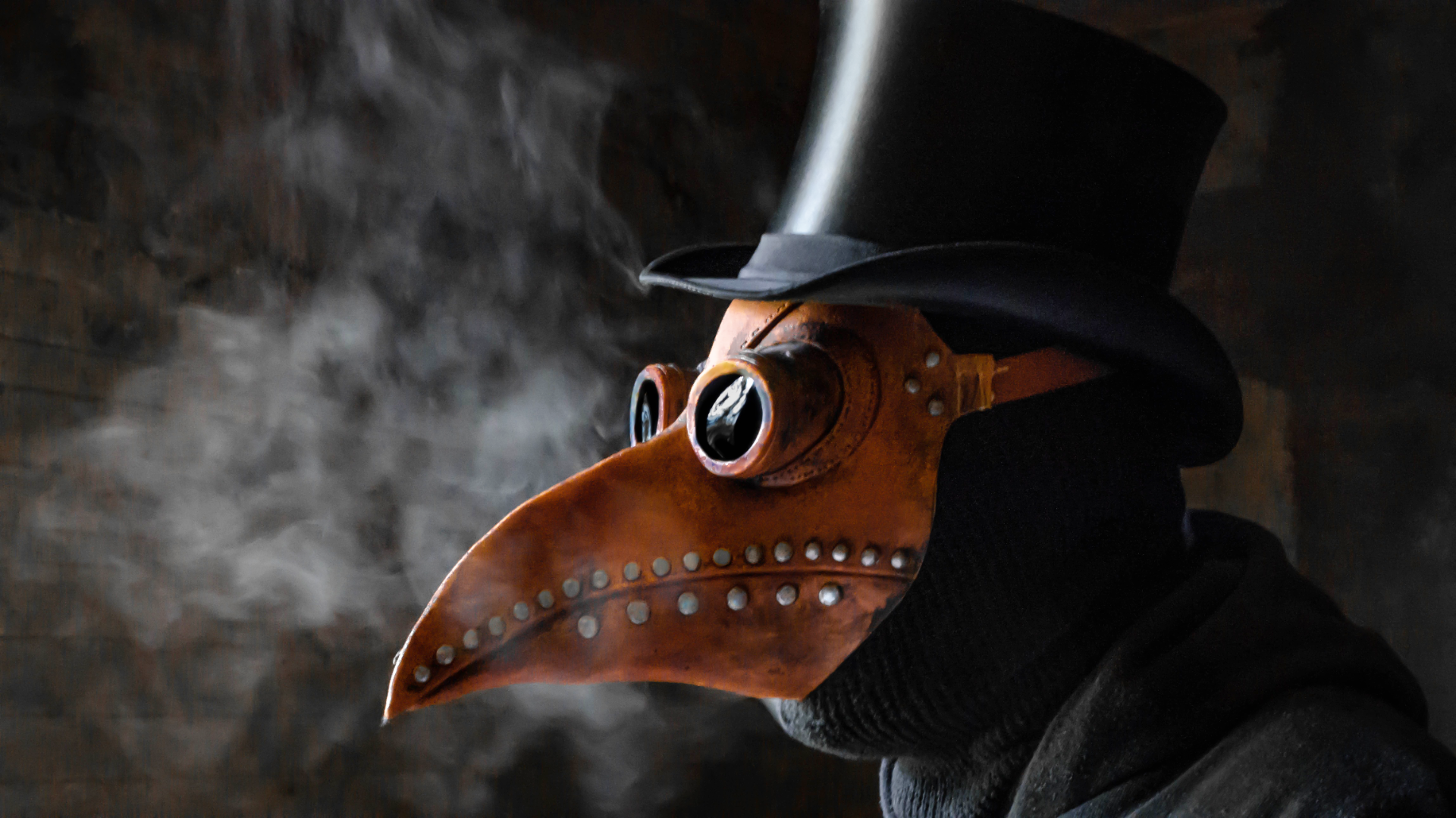 Zdjęcie przedstawia osobę, która ma na twarzy maskę doktora dżuma. Jest to maska w kształcie ptasiego dziobu, która miała odstraszać chorobę.