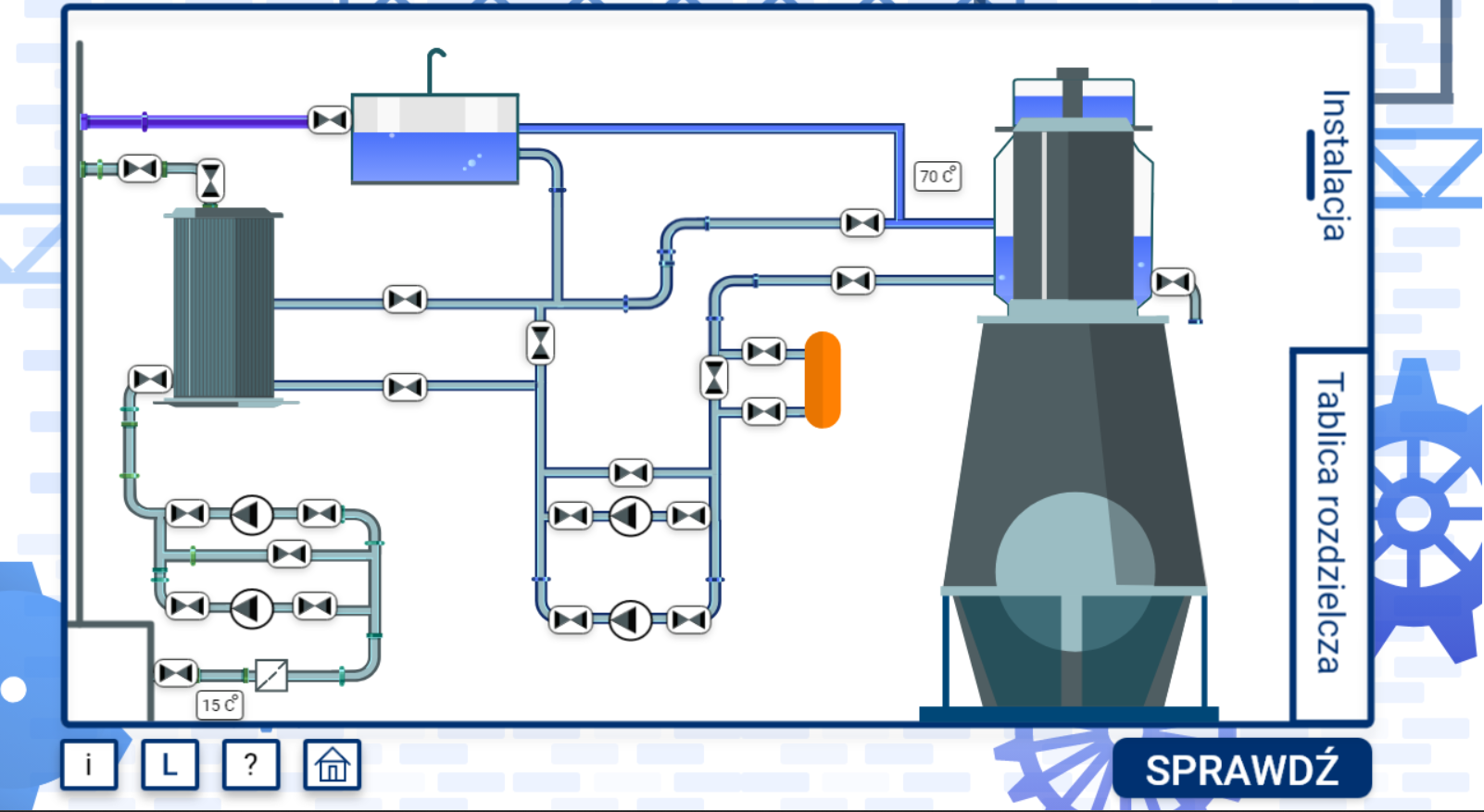 Grafika przedstawia przykładowy ekran karty „instalacja” z symulatora. Widoczna jest na nim dość skomplikowana instalacja składająca się z rur i zaworów. Jedna instalacja ma kolor niebieski, druga zielony. Po prawej stronie widać tytuł karty, poniżej znajduje się druga karta zatytułowana tablica rozdzielcza. Pod instalacją widnieje kilka przycisków. Są to instrukcja, legenda, polecenie i powrót do ekranu startowego.