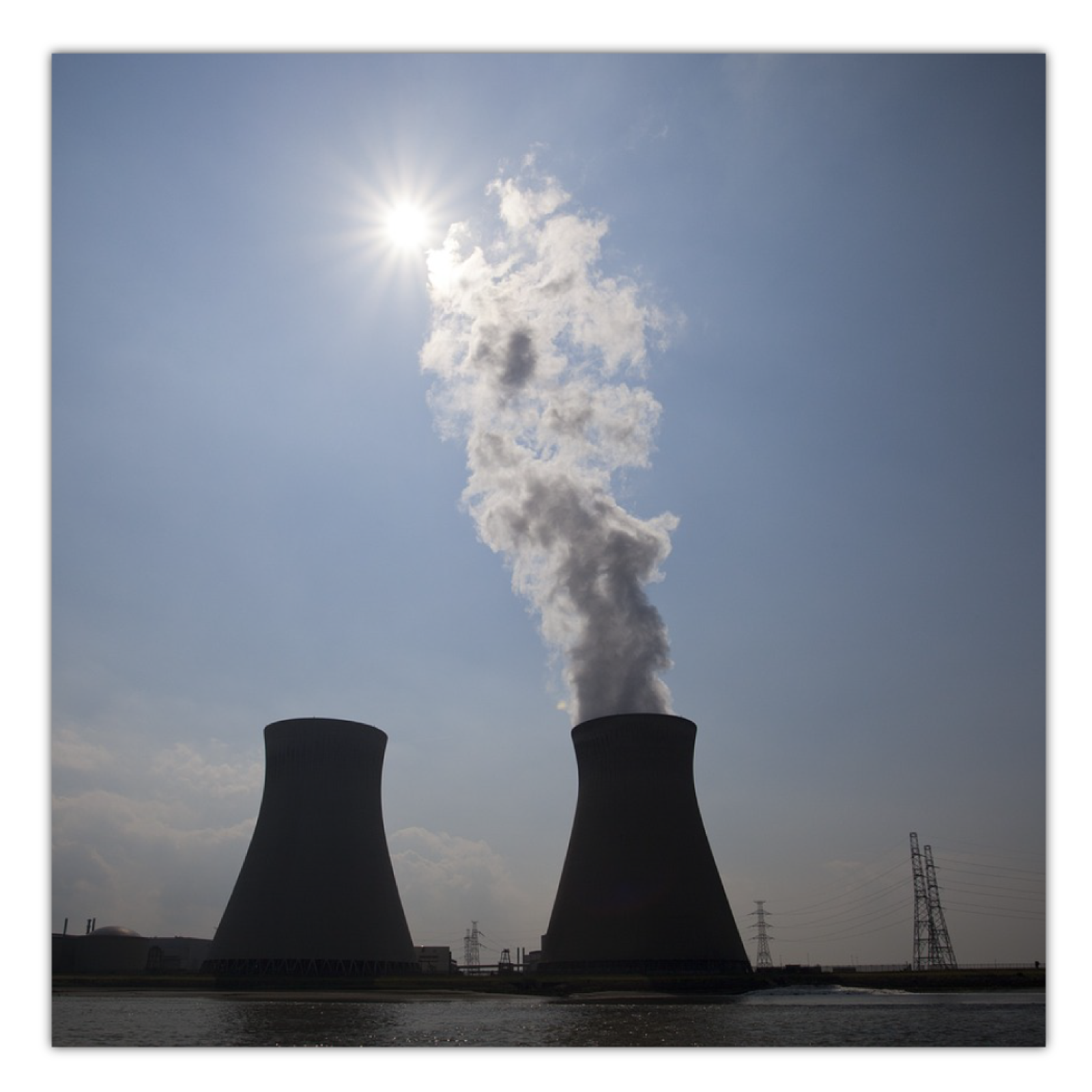 Ilustracja przedstawia dwa wielkie kominy. Z jednego unosi się dym.