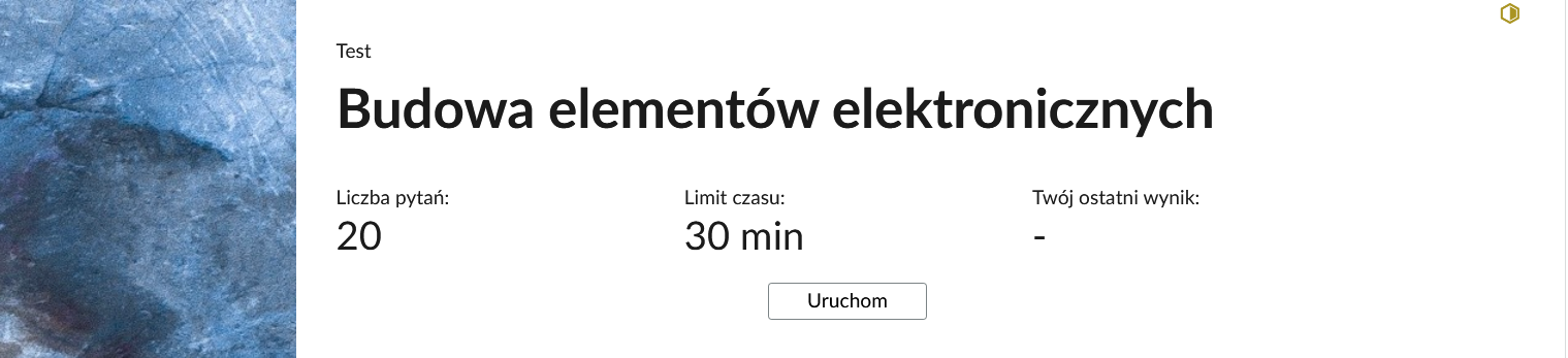 Grafika przedstawia przykładowy wygląd startowy panelu testu. Składa się on z tytułu testu, informacji o liczbie pytań, czasie, w którym należy rozwiązać test, oraz o ostatnim uzyskanym wyniku. Poniżej widać przycisk Uruchom.