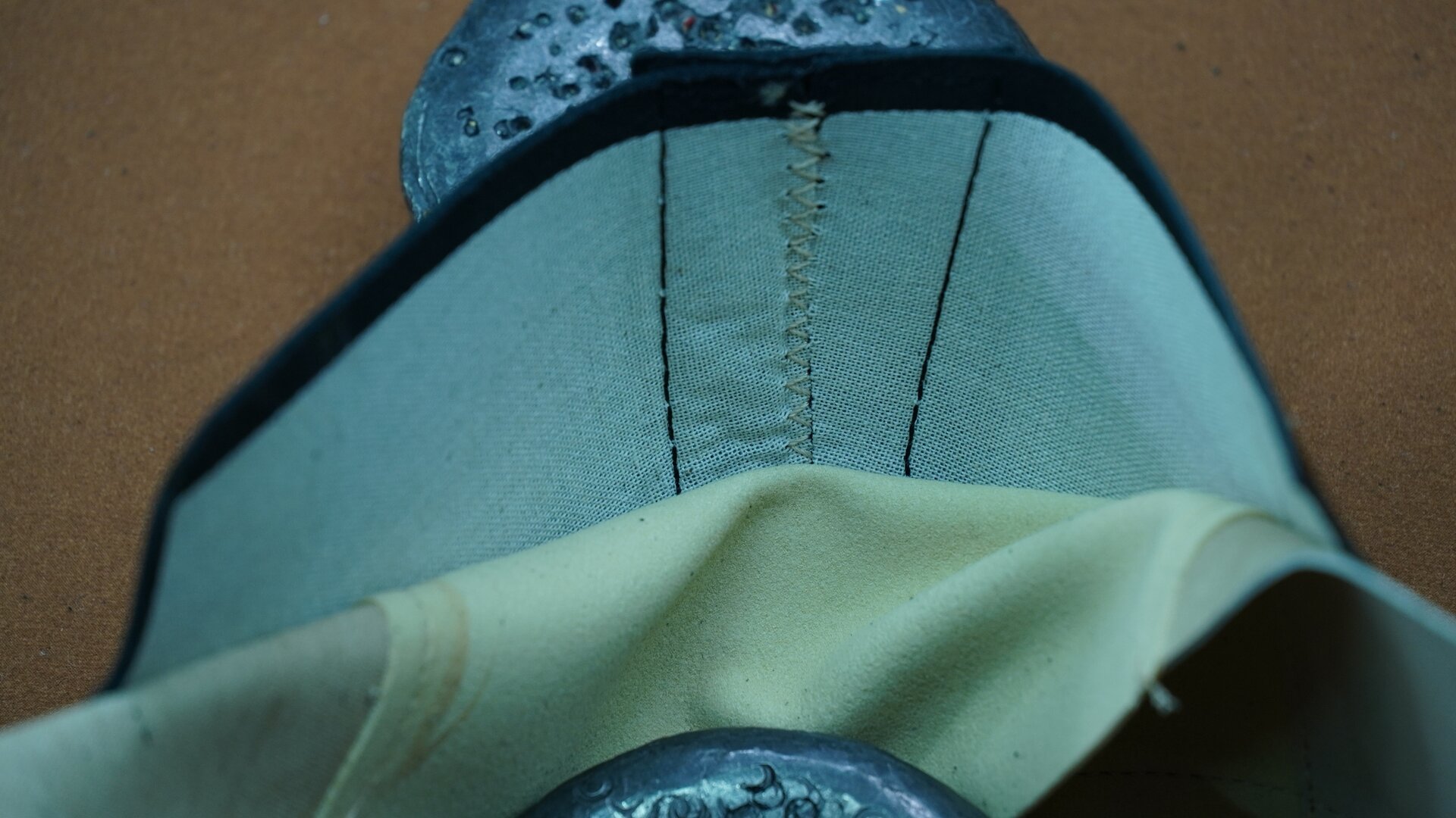 Zdjęcie przedstawia spodnią stronę cholewki zszytą szwem w kształcie zygzaka. Nagranie tożsame z treścią.