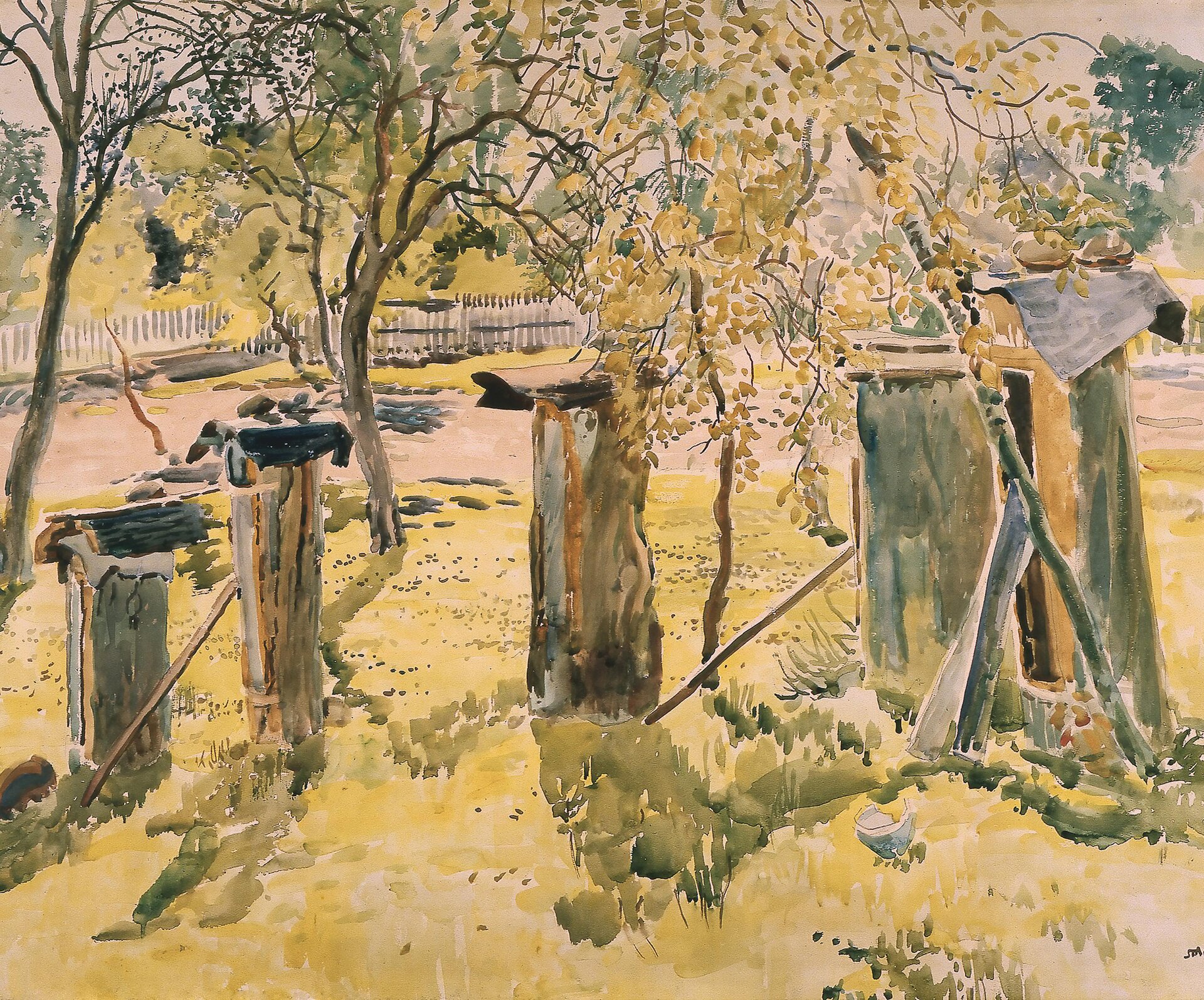 Obraz przedstawia oświetlony słońcem ogród, w którym rosną drzewa. Ich gałęzie zwieszają się nad czterema ulami. Ule są różnych rozmiarów i ustawione są od lewej strony od najmniejszego do największego. Rzucają cienie na trawę. W oddali widoczny jest płot z desek, a za nim zieleń krzewów.