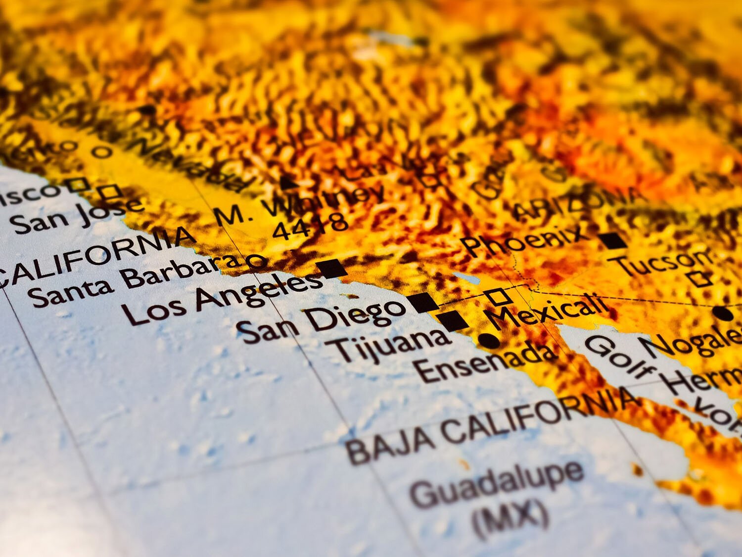 Grafika przedstawia południowo‑zachodni wycinek mapy Stanów Zjednoczonych, a dokładnie wybrzeże Kalifornii z Zatoką Kalifornijską. Na mapie widoczne są nazwy miast i nazwy geograficzne.